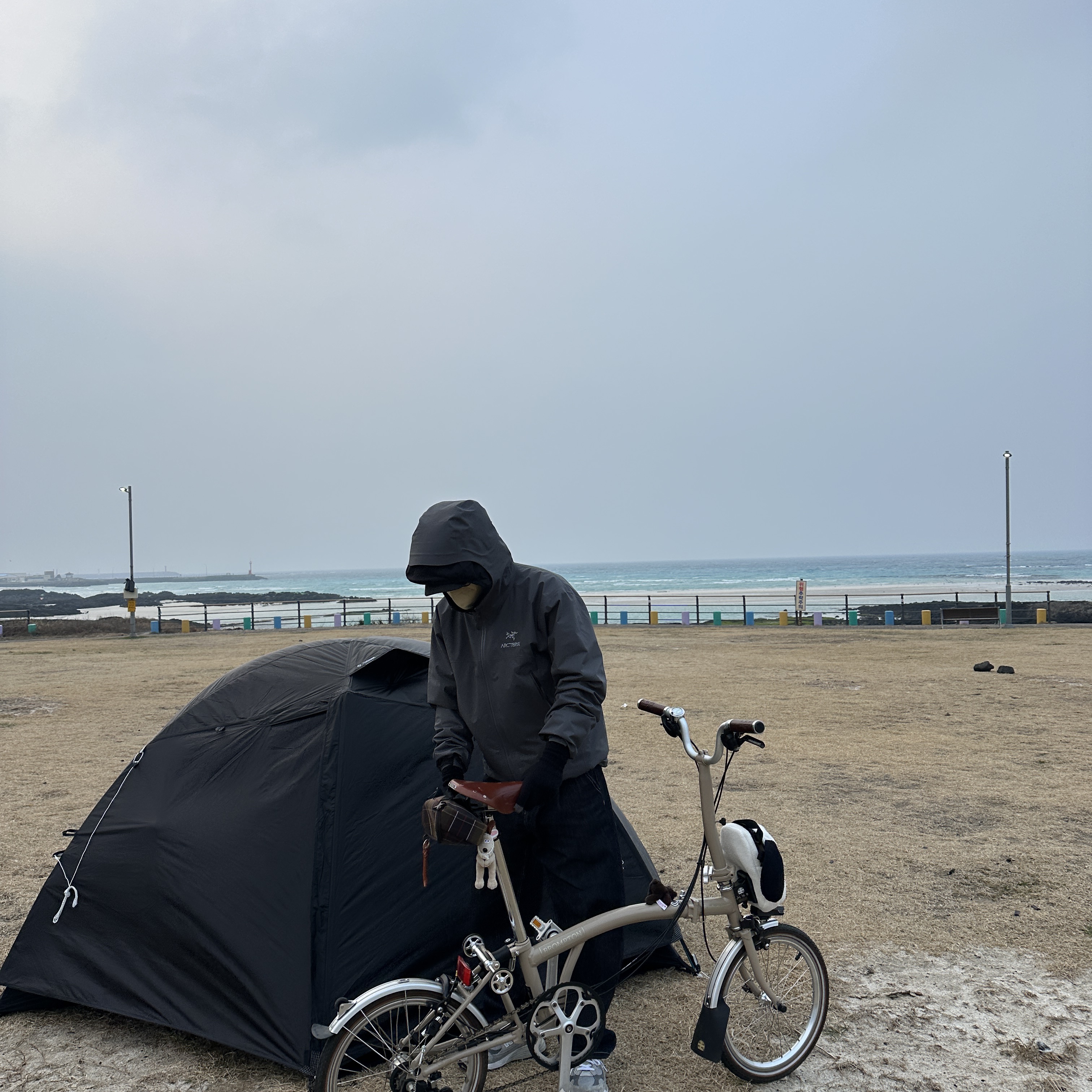 Arc'teryx Beta Jacket Cloud, Helinox Alpine Dome 2p Black 착용 스타일