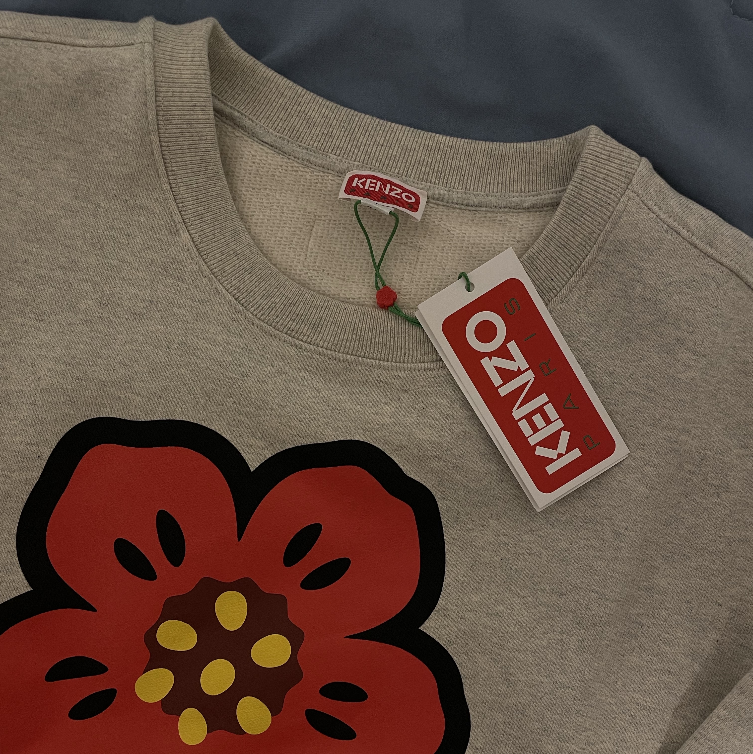(W) Kenzo Boke Flower Placed Sweatshirt Pale Grey 착용 스타일