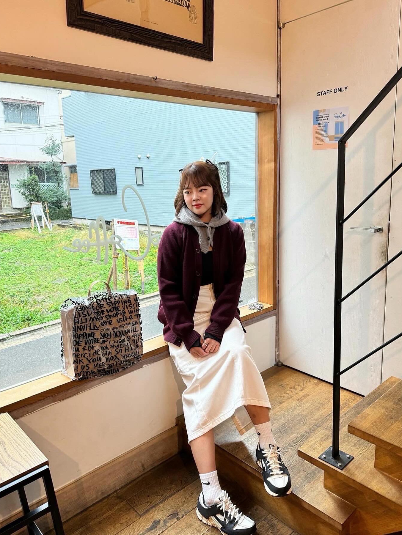 CDG V-Neck School Cardigan Maroon, (W) Nike Zoom Vomero 5 Wolf Grey and Black 착용 스타일 - 4