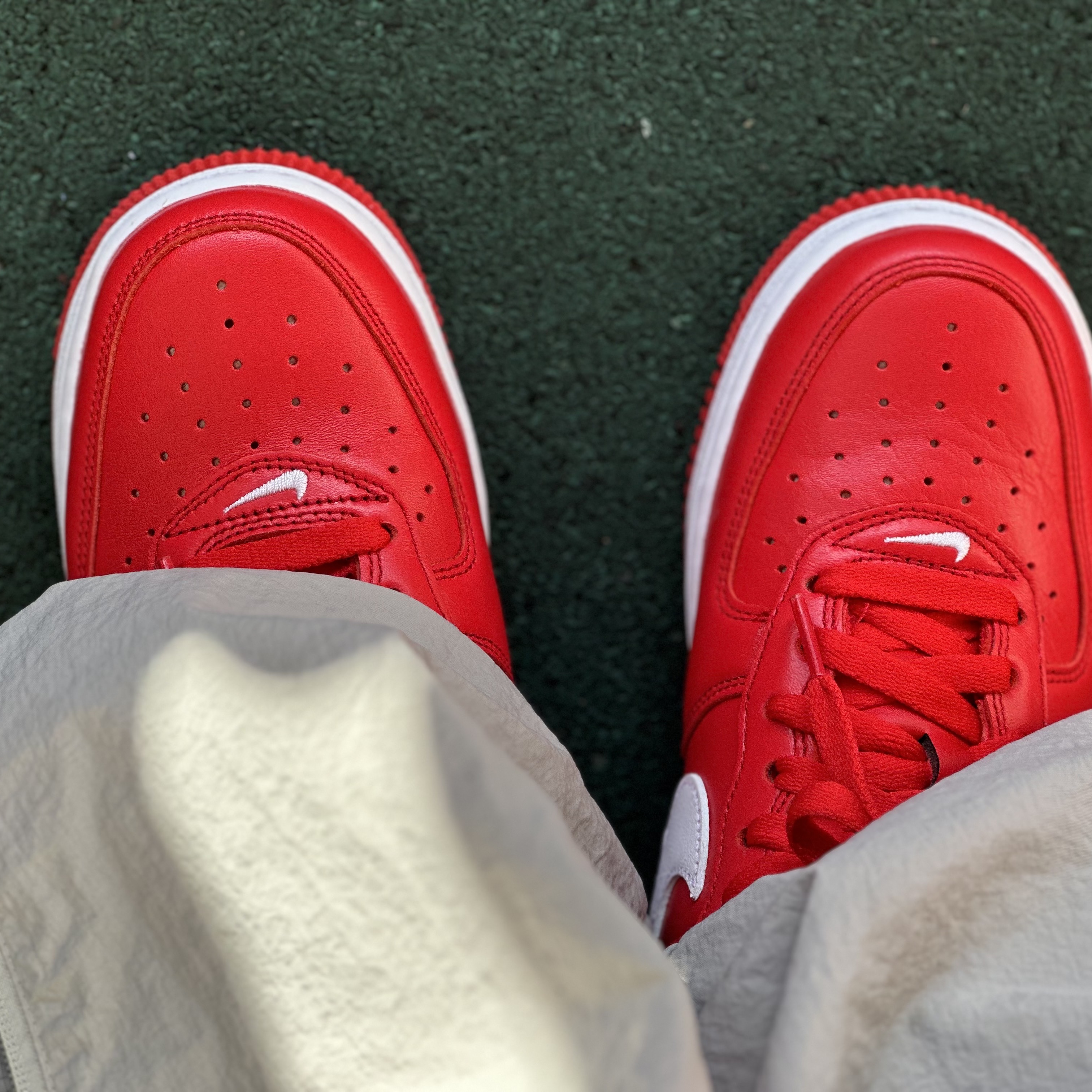 Nike Air Force 1 Low Retro Color of the Month University Red 착용 스타일