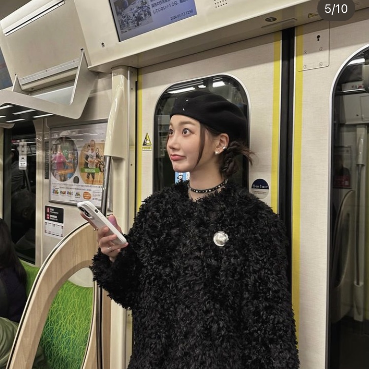 Yunse Women Eco Fur Coat Black 착용 스타일 - 2