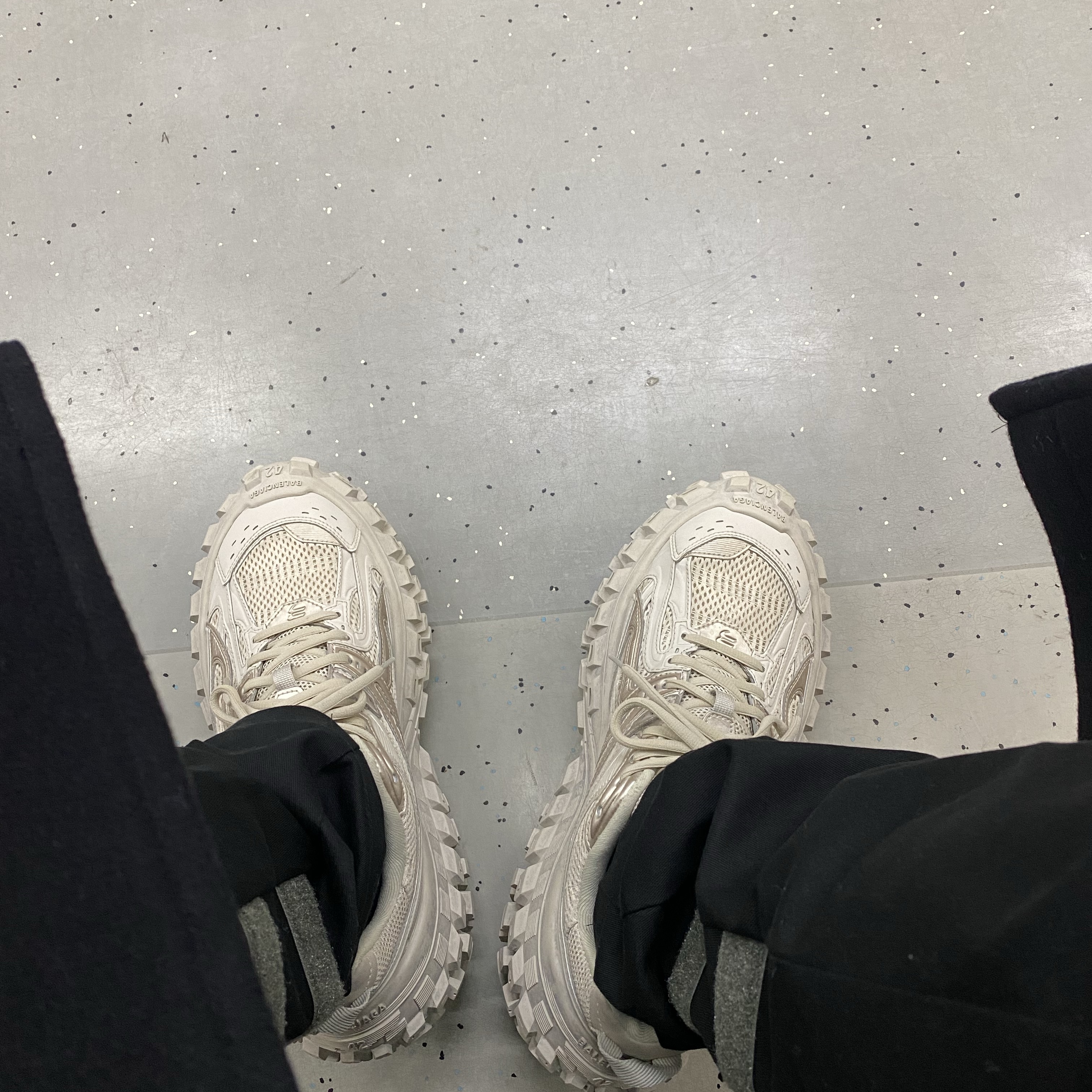 Balenciaga Defender Sneakers Beige 착용 스타일 - 2