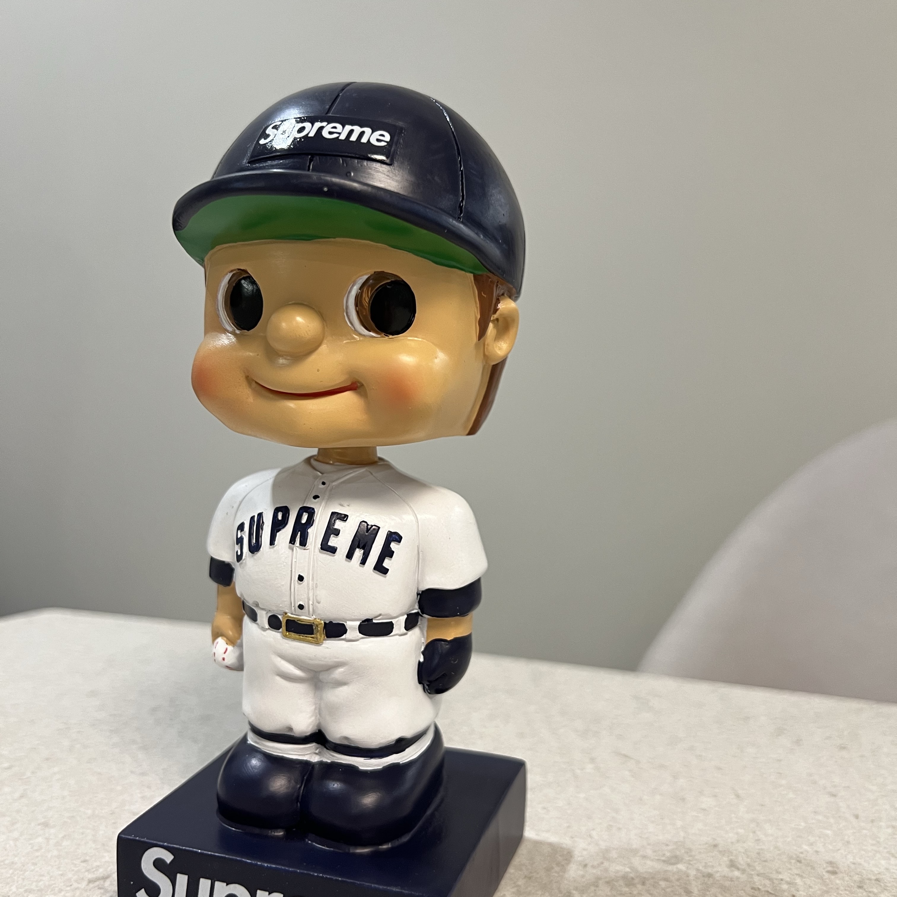 Supreme Bobblehead Blue - 23SS 착용 스타일