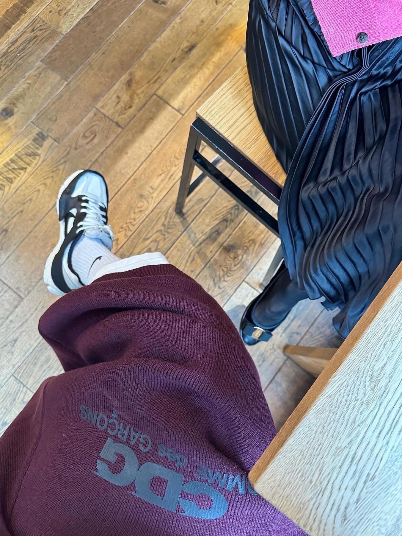CDG V-Neck School Cardigan Maroon, (W) Nike Zoom Vomero 5 Wolf Grey and Black 착용 스타일 - 3