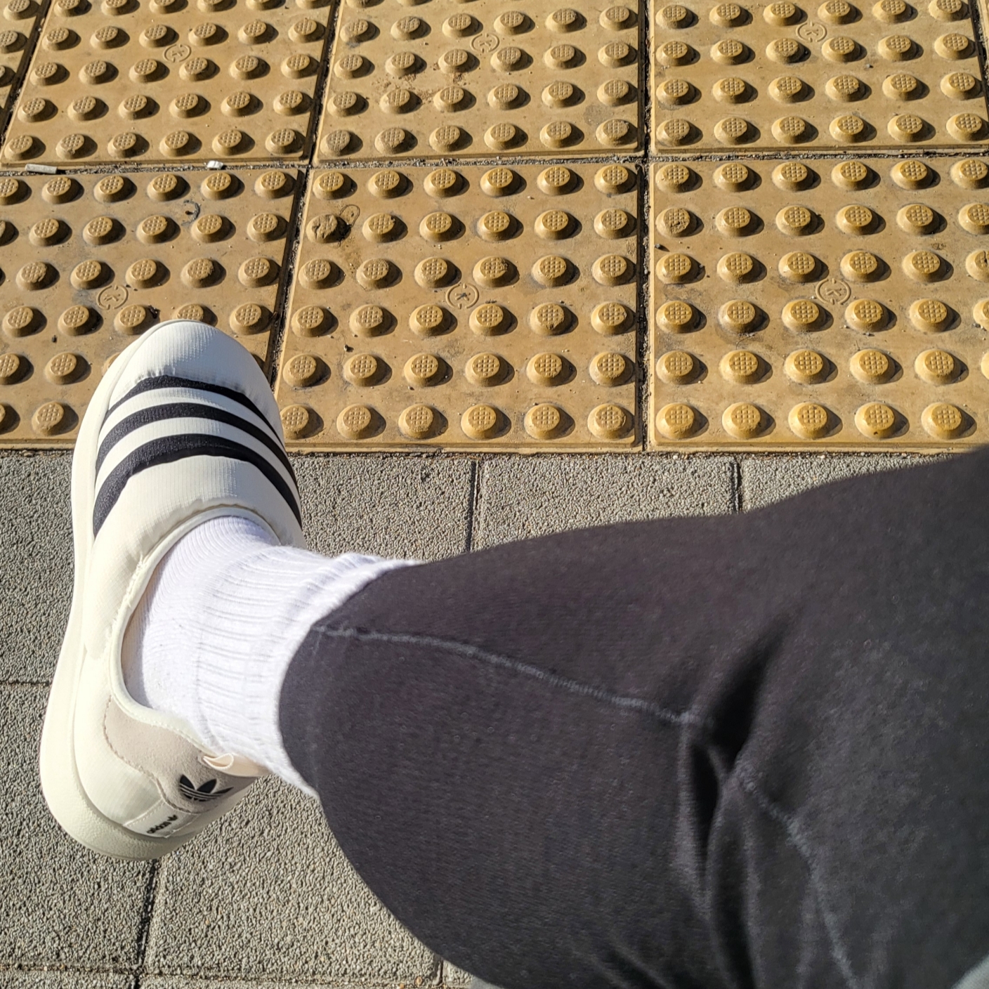 Adidas Puffylette Off White 착용 스타일