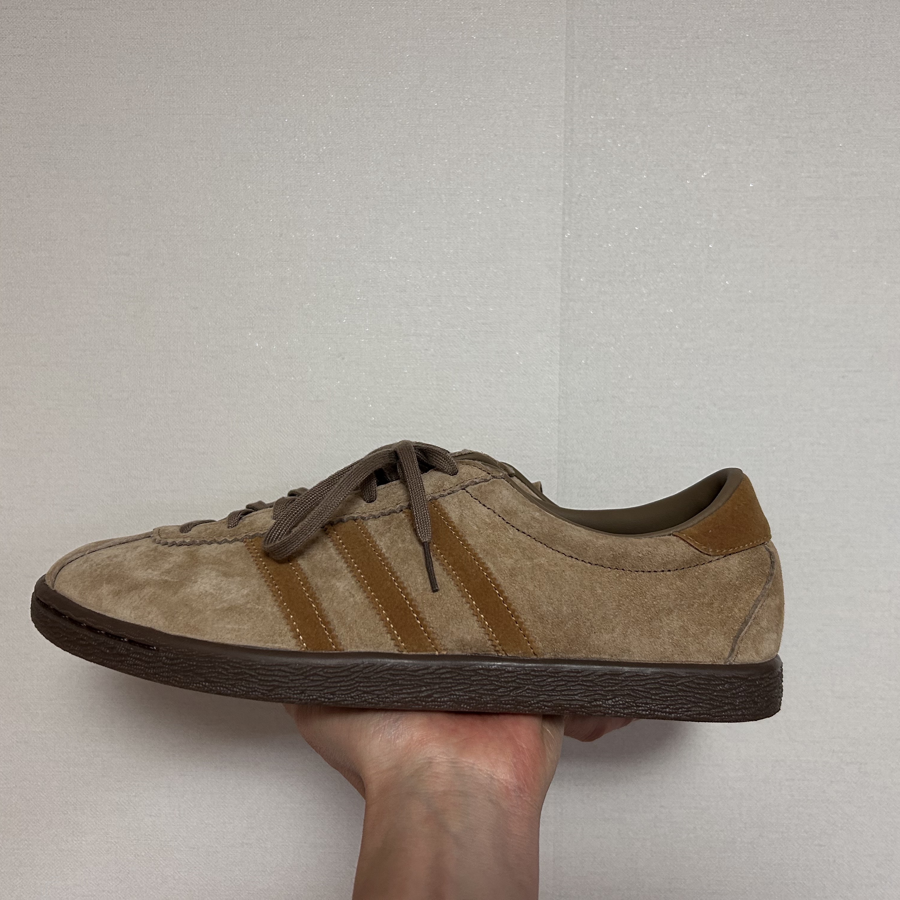 Adidas Tobacco Pantone Mesa 착용 스타일 - 1