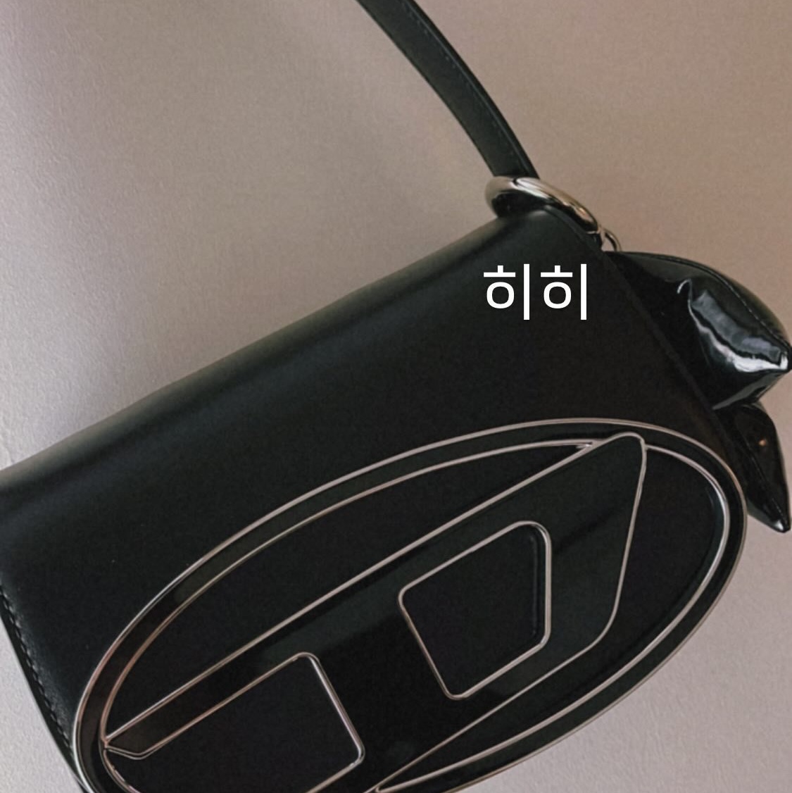 Diesel 1DR Shoulder Bag in Nappa Leather Black 착용 스타일