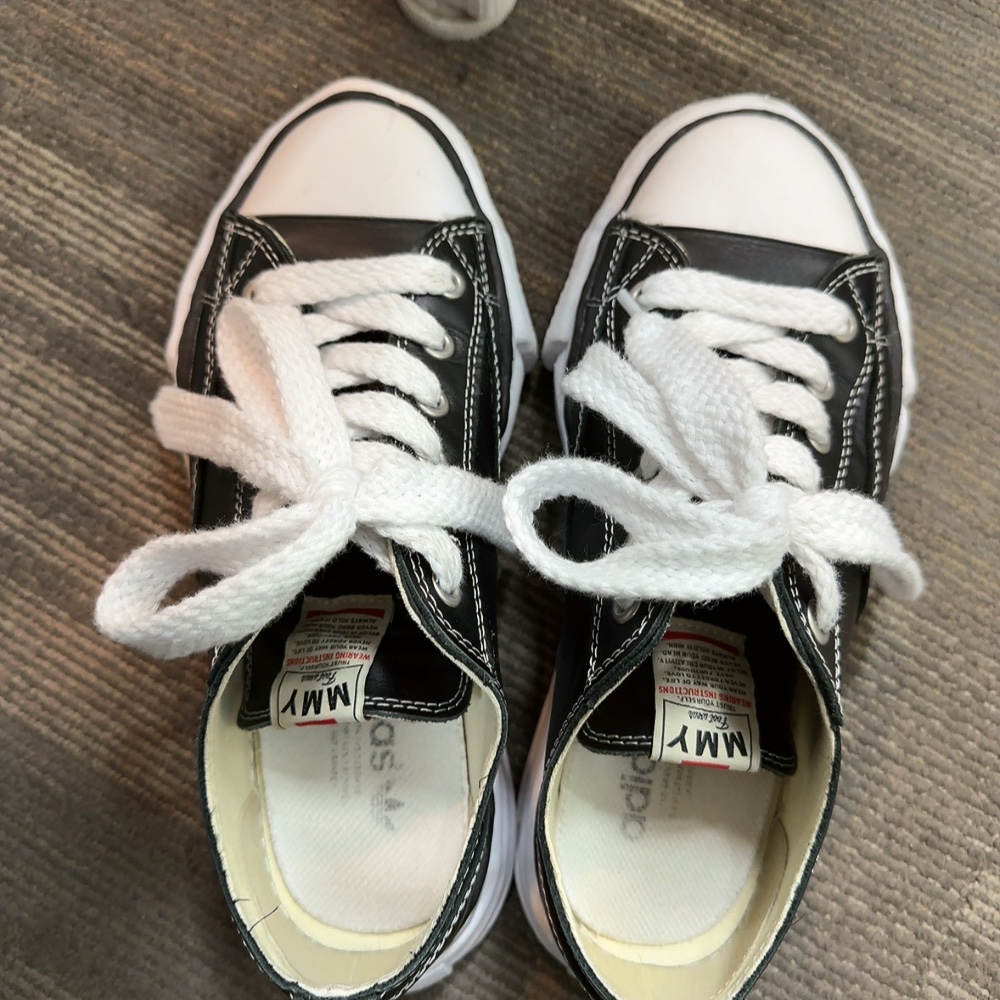 Maison Mihara Yasuhiro Peterson OG Sole Leather Low Sneakers Black 착용 스타일 - 3