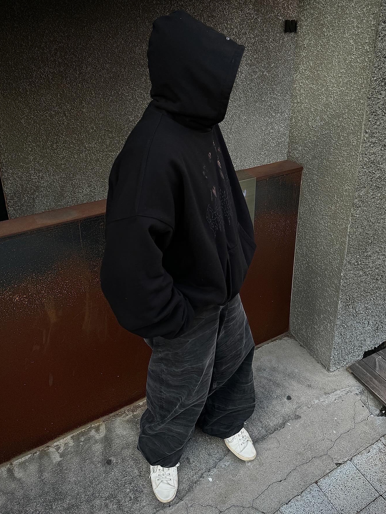 Undermycar Gashutein 6 Six People Graphic 2 Layered Hoodie Bristol Black - 24SS, Balenciaga x Adidas Stan Smith Worn Out White Green 착용 스타일 - 2