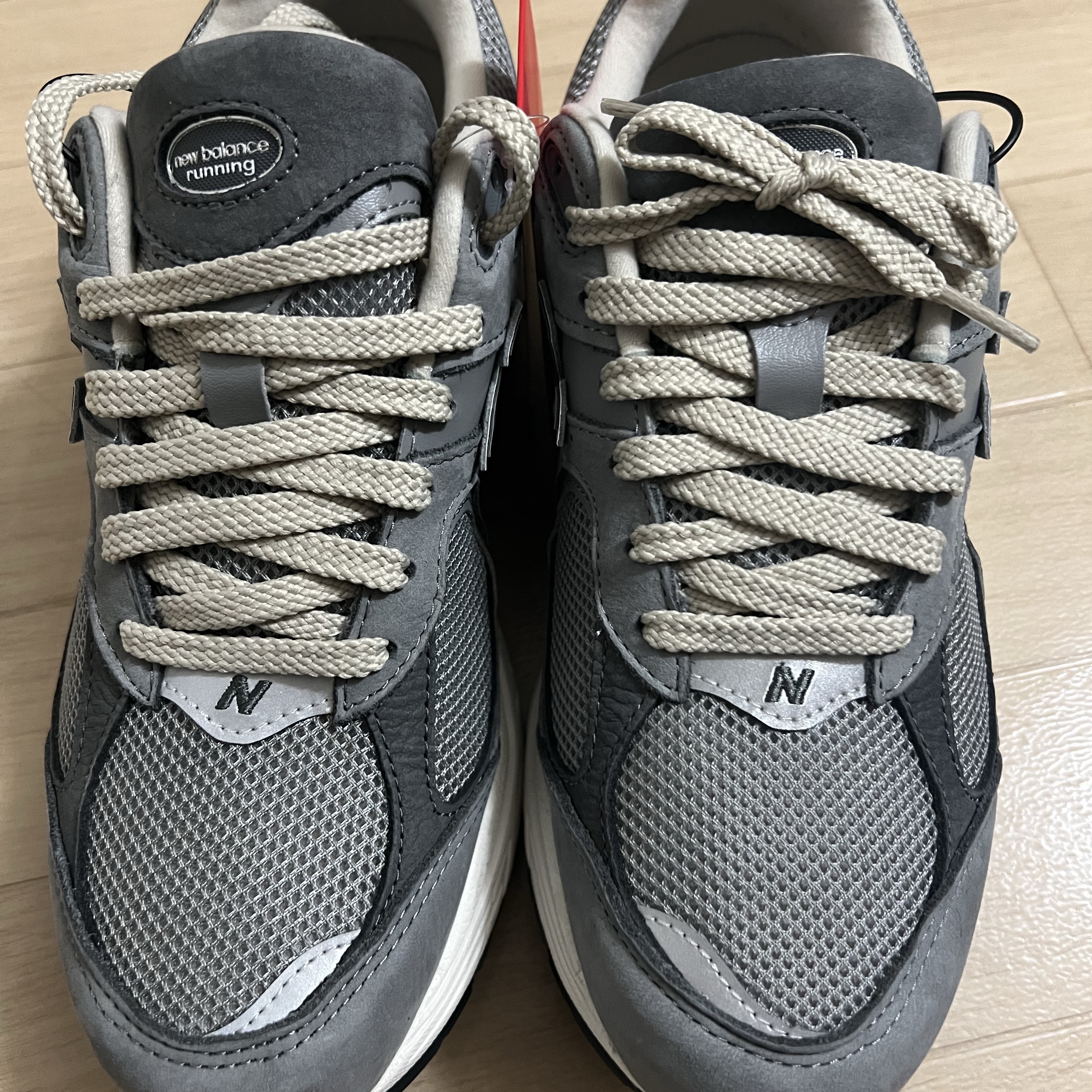 New Balance 2002R Premium Vintage Grey 착용 스타일 - 1
