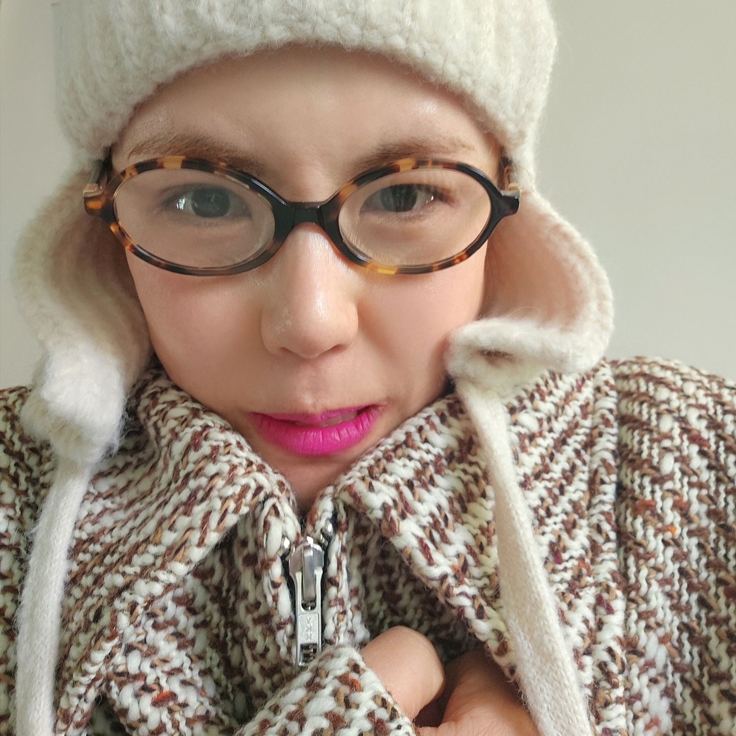 (W) Miu Miu Regard sunglasses Blue Lenses Honey Tortoiseshell Acetate Alternative fit, Adidas x Wales Bonner Pony Tonal Samba Core Black Cream White 착용 스타일 - 5