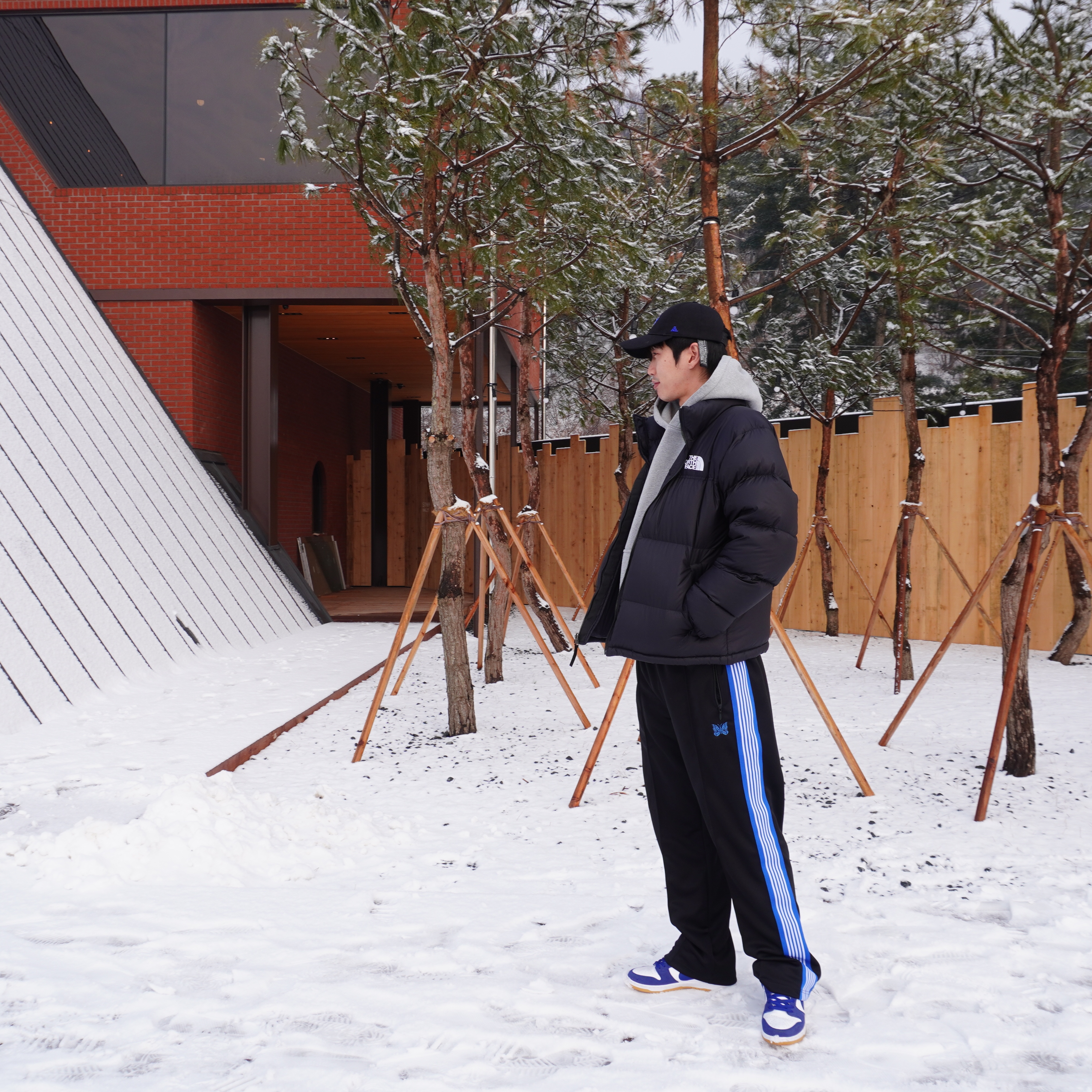 아더에러 x 자라 자수 캡 블랙, 노스페이스 1996 에코 눕시 자켓 블랙 착용 스타일 - 1