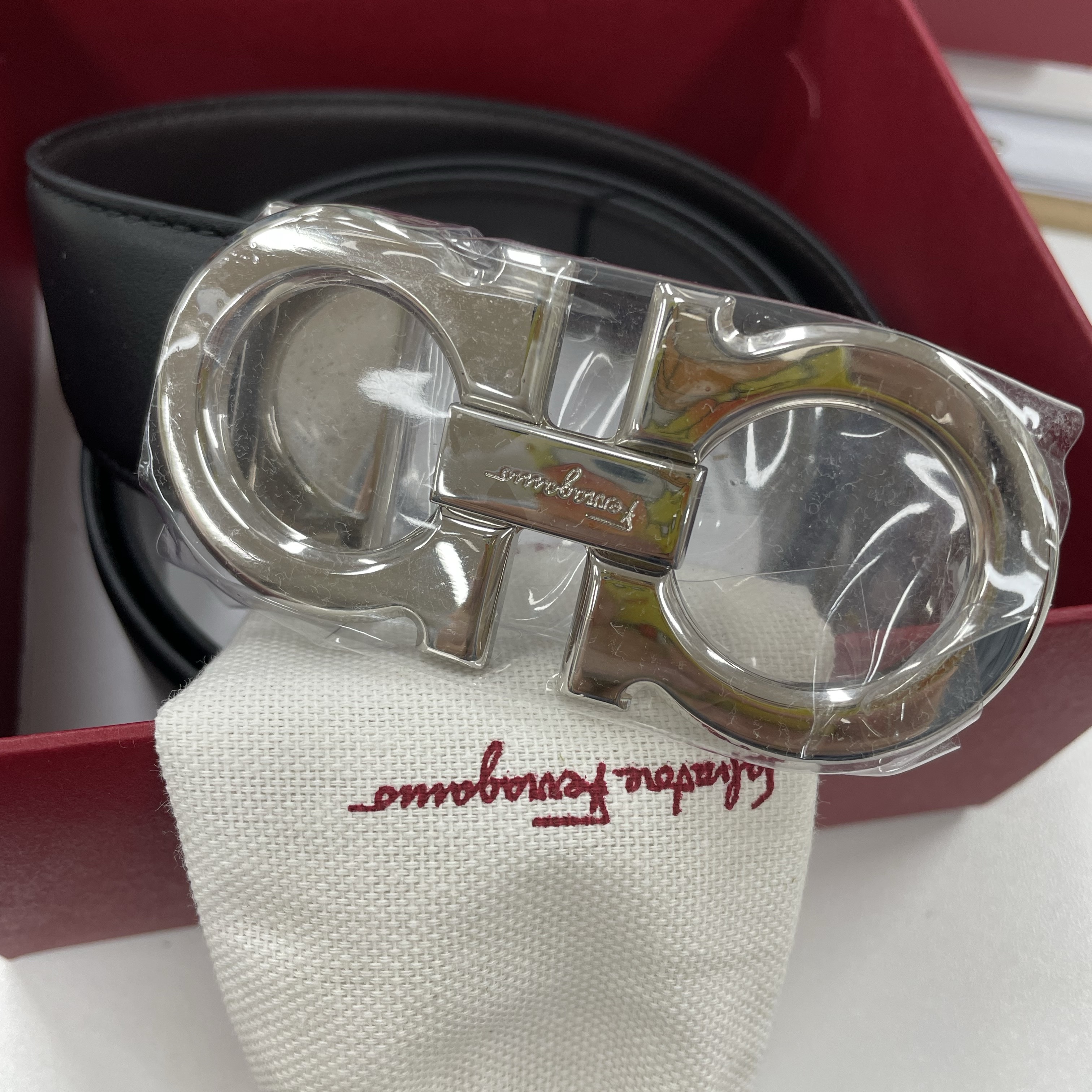 Ferragamo Reversible Adjustable Gancini Belt Black 착용 스타일 - 2