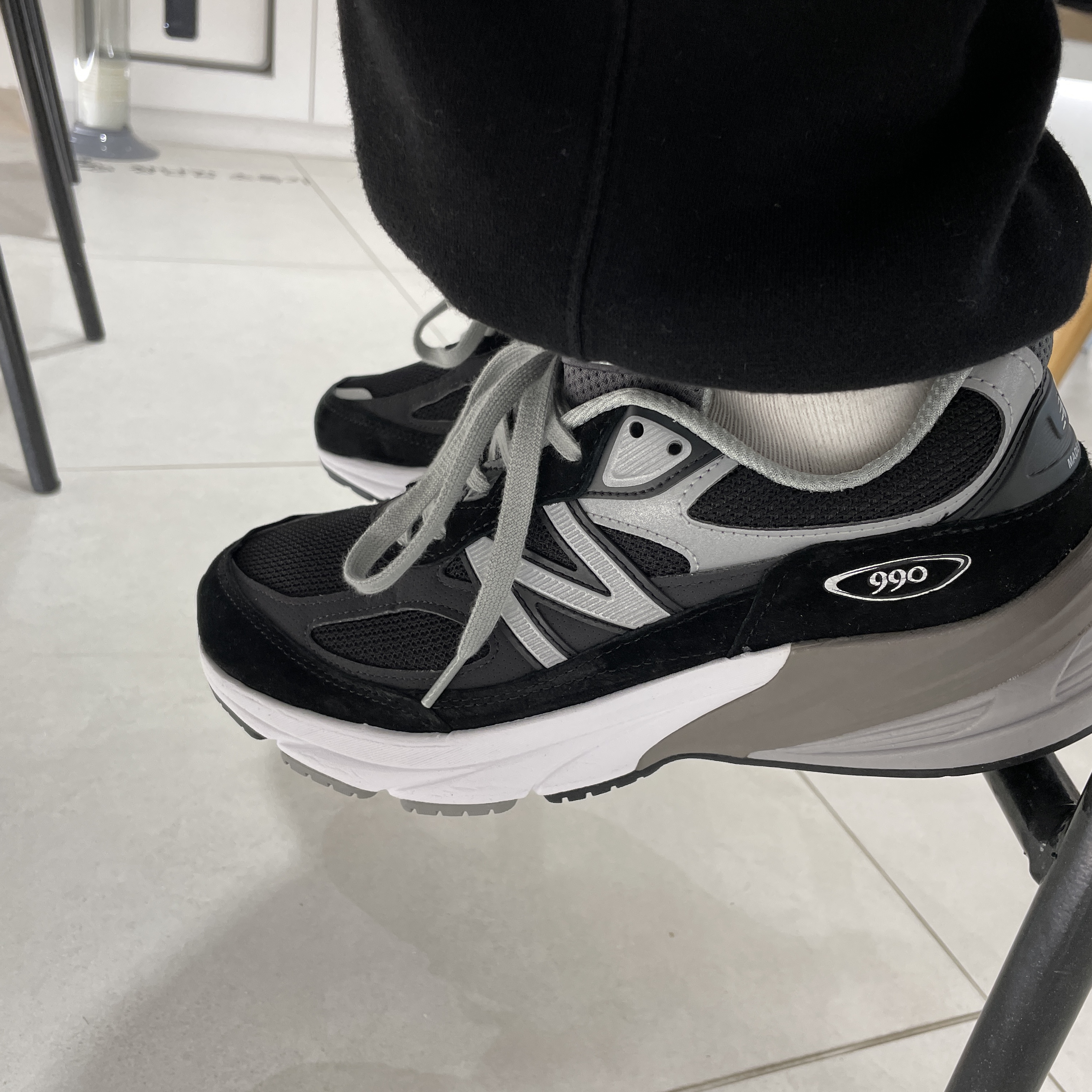 New Balance 990v6 Made in USA Black White 착용 스타일 - 3