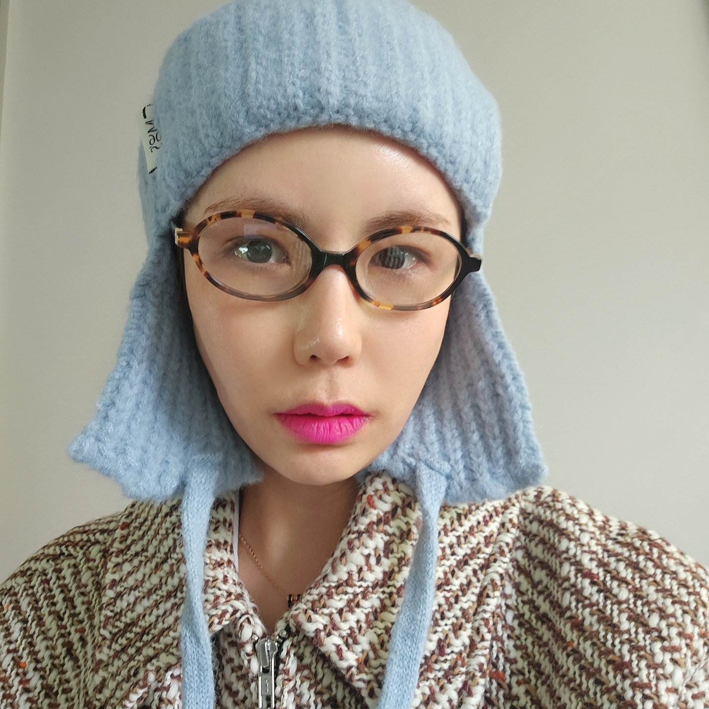 (W) Miu Miu Regard sunglasses Blue Lenses Honey Tortoiseshell Acetate Alternative fit, Adidas x Wales Bonner Pony Tonal Samba Core Black Cream White 착용 스타일 - 3