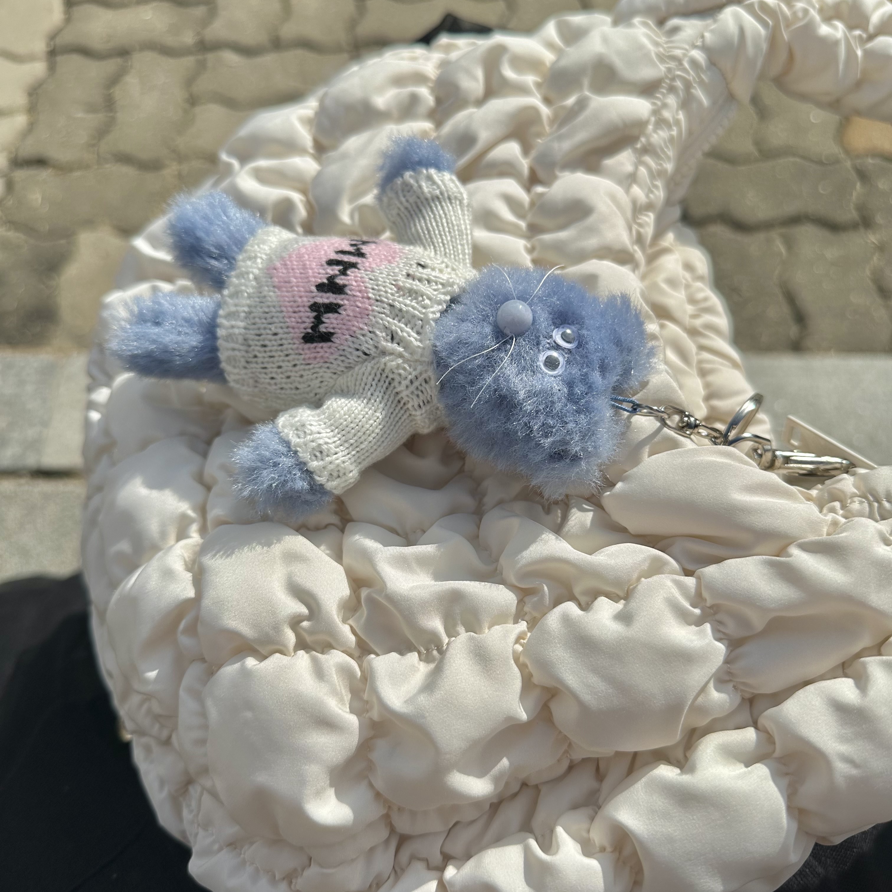 Monamhee Love Flexy Keyring Blue, COS Quilted Mini Bag Cream 착용 스타일