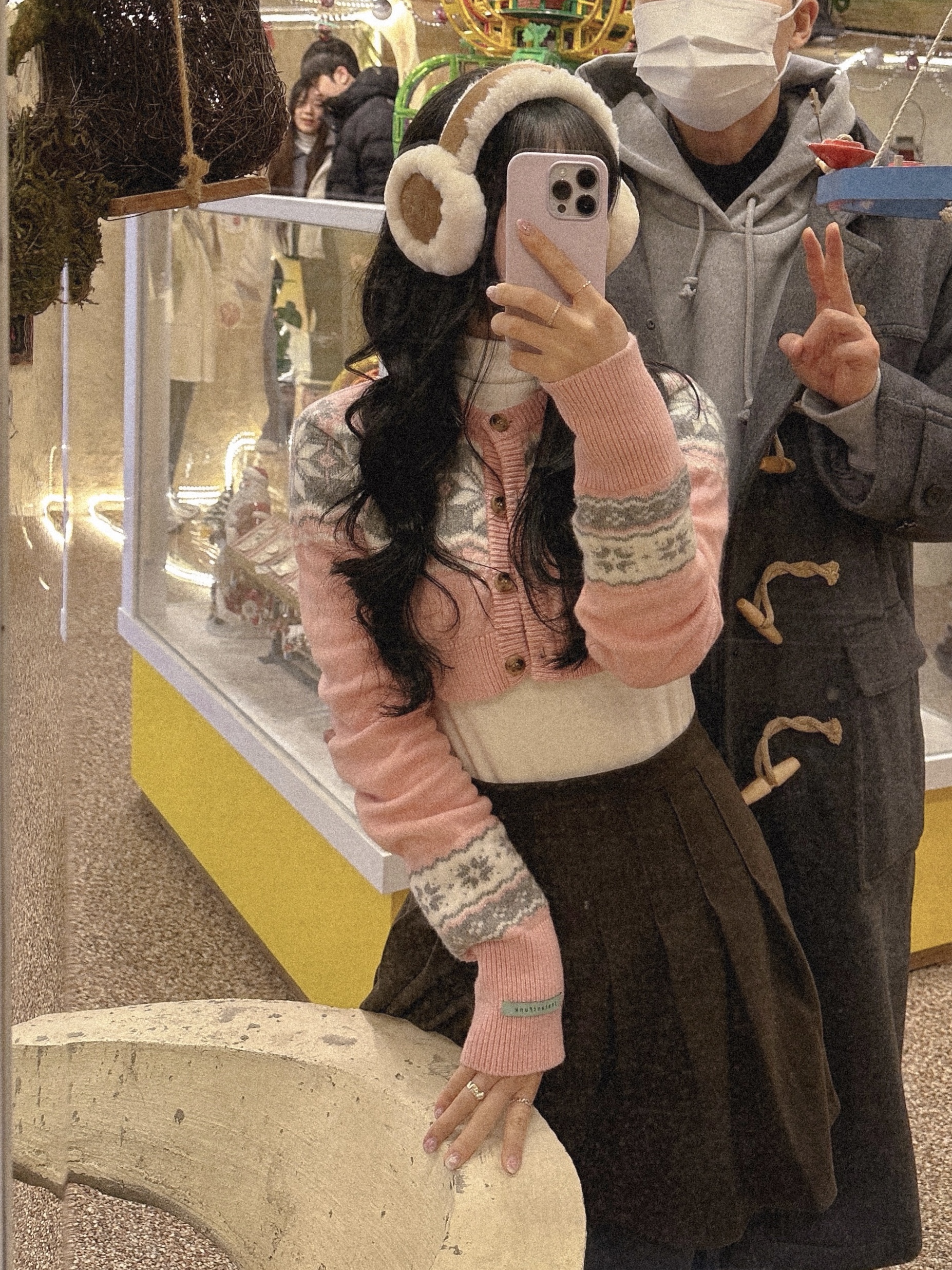 (W) UGG Embroidered Logo Earmuff Chestnut, (W) UGG Classic Short II Boots Chestnut 착용 스타일 - 1