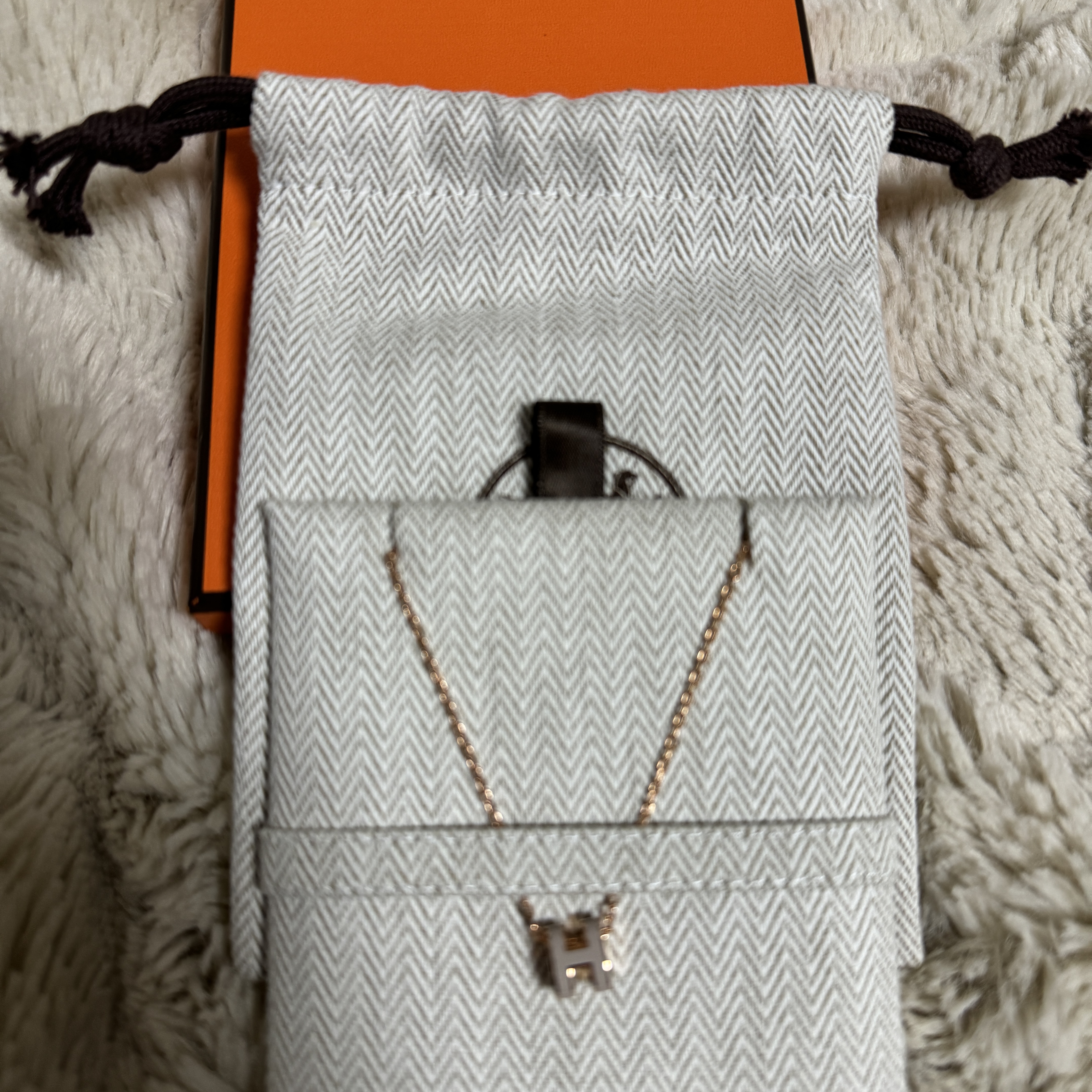 (W) Hermes Mini Pop H Pendant Rose Gold & Marron Glace 착용 스타일 - 3