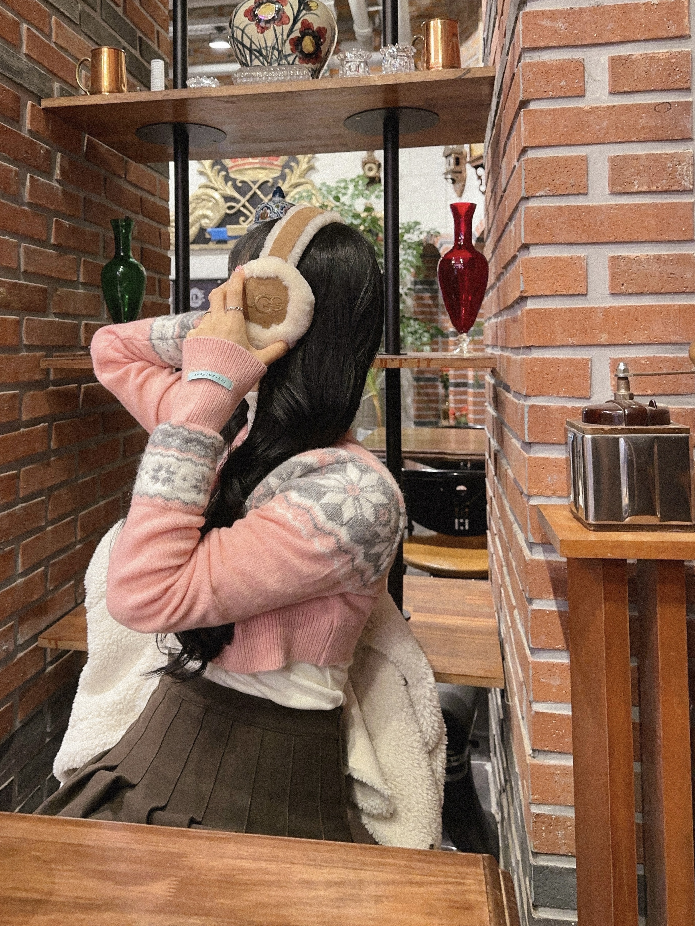 (W) UGG Embroidered Logo Earmuff Chestnut, (W) UGG Classic Short II Boots Chestnut 착용 스타일 - 3