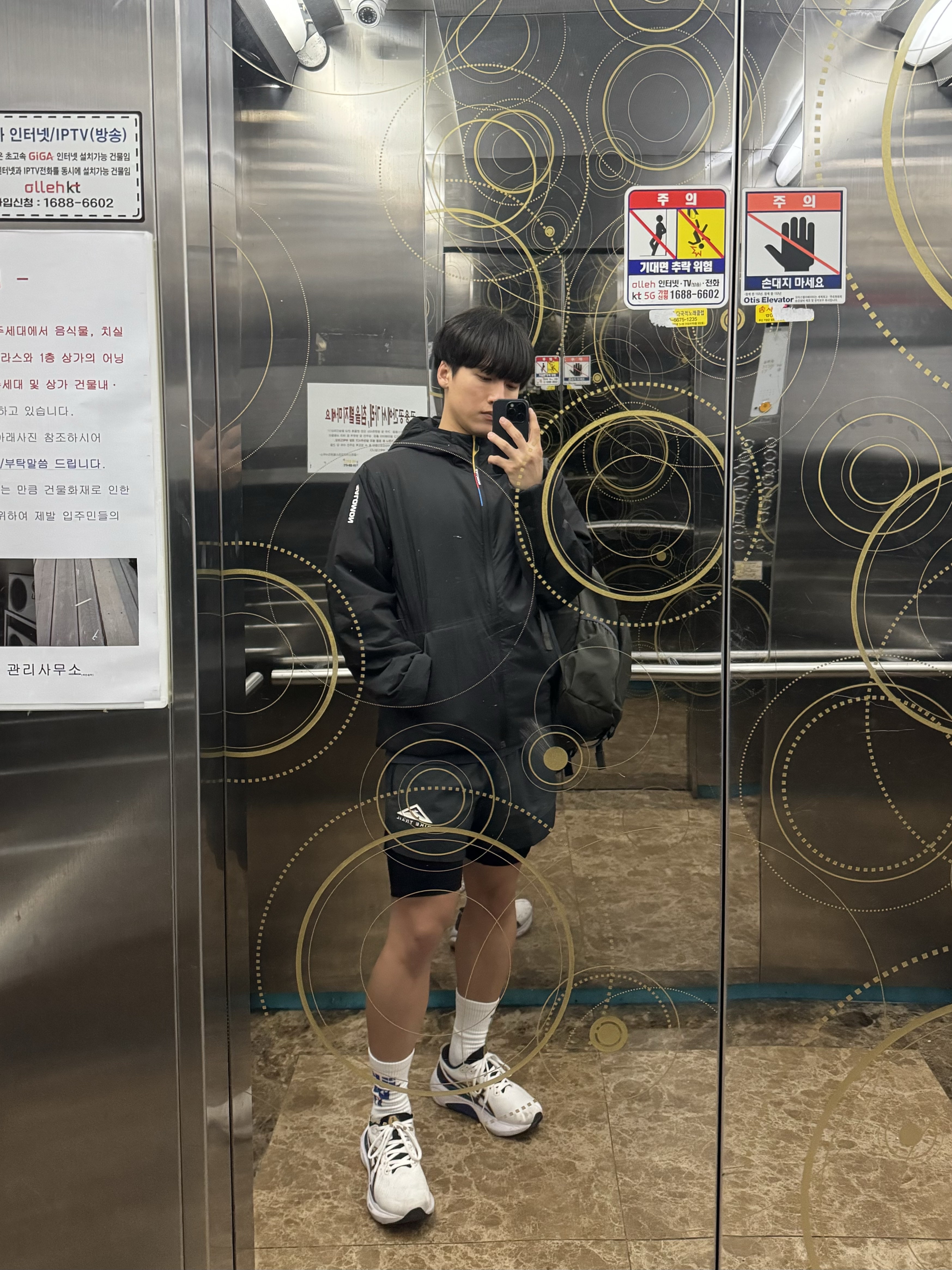 Salomon Modisay Jacket Black, RAWROW String Backpack Ep.2 750 Charcoal 착용 스타일