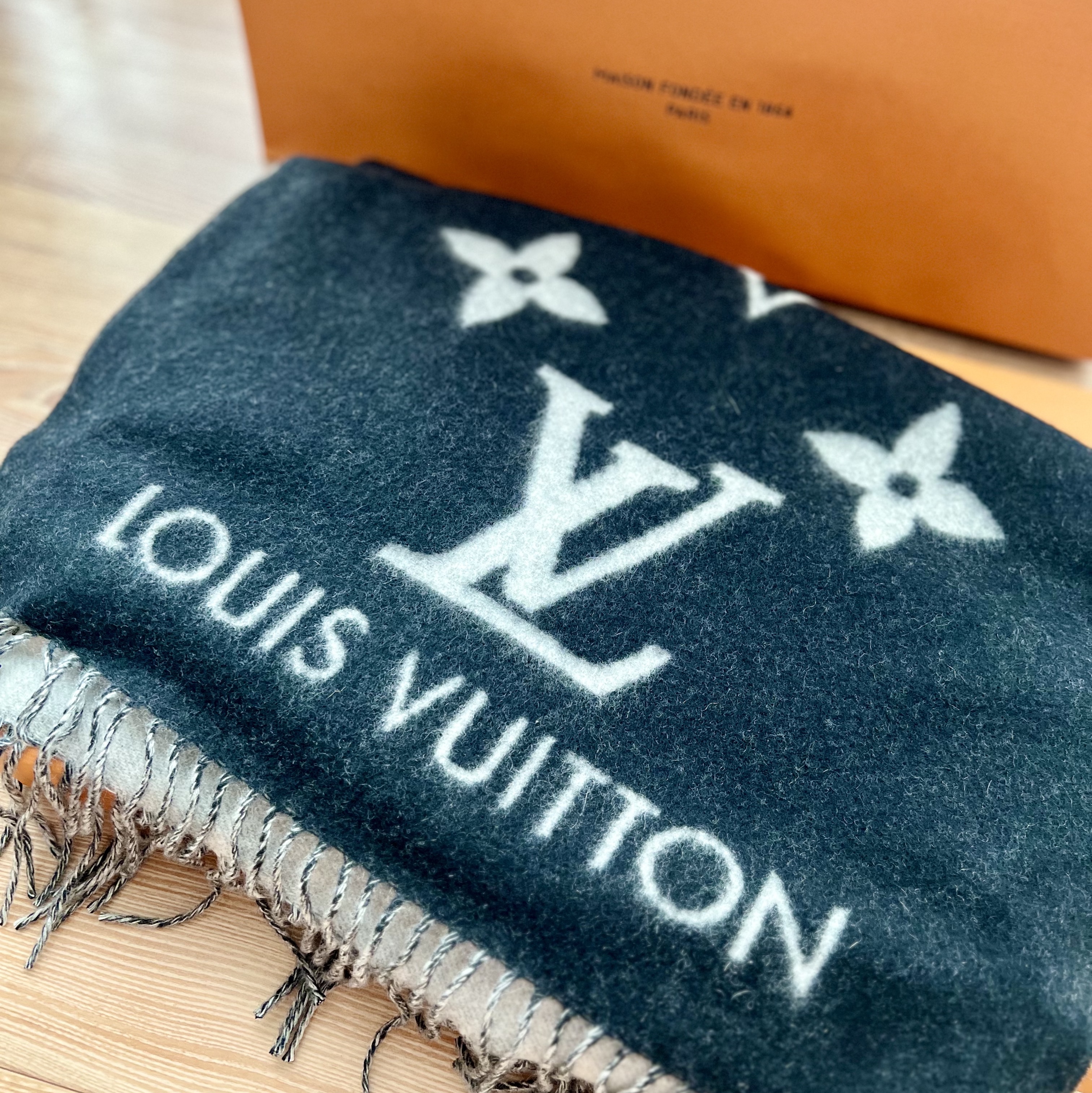 Louis Vuitton Reykjavik Muffler Black 착용 스타일
