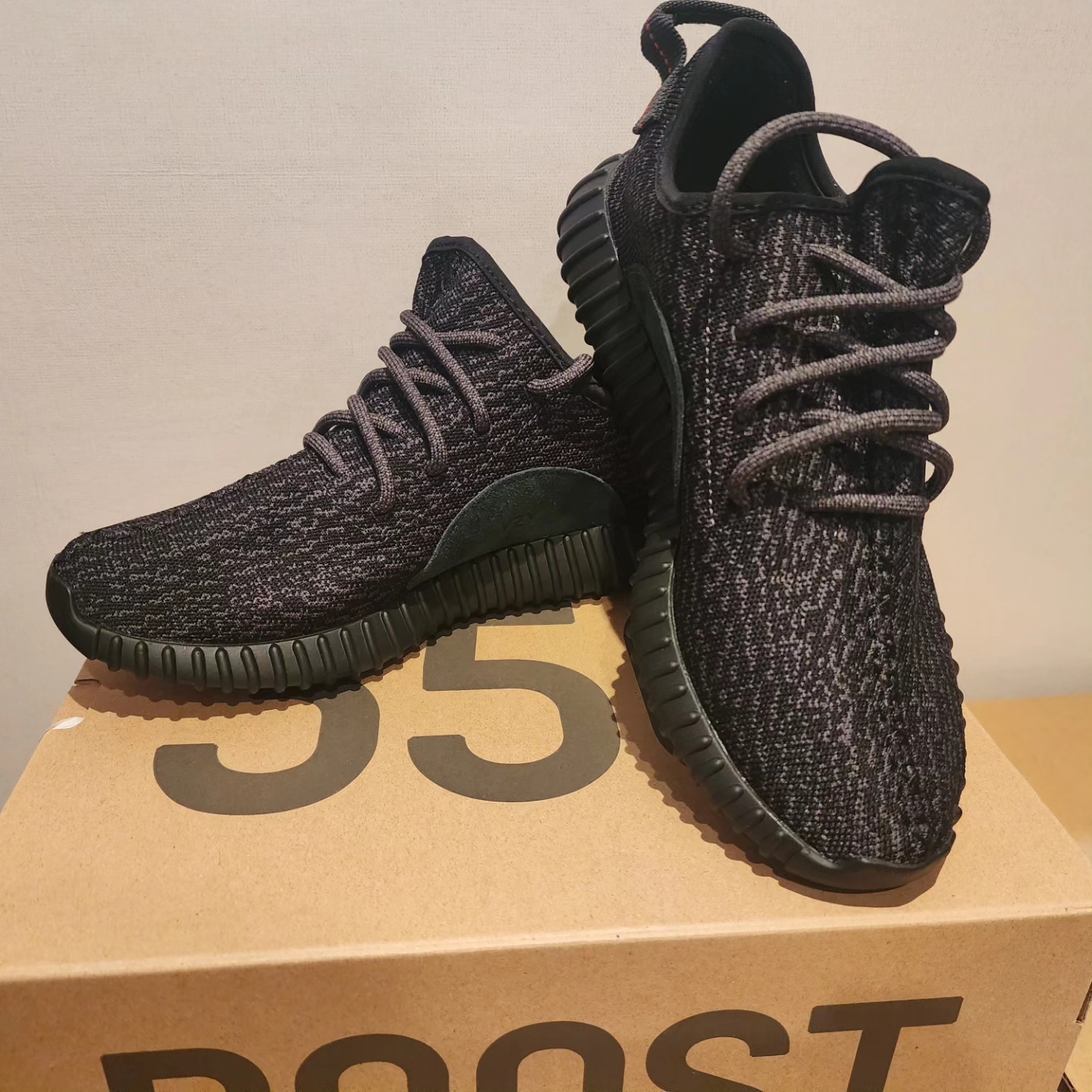 Adidas Yeezy Boost 350 Pirate Black 2023 착용 스타일 - 2