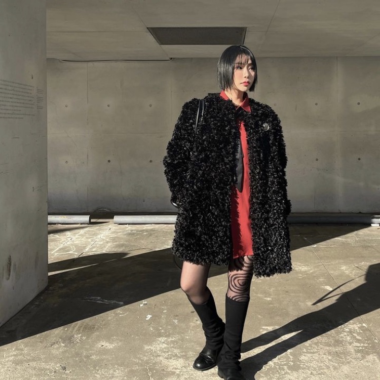 Yunse Women Eco Fur Coat Black 착용 스타일 - 2