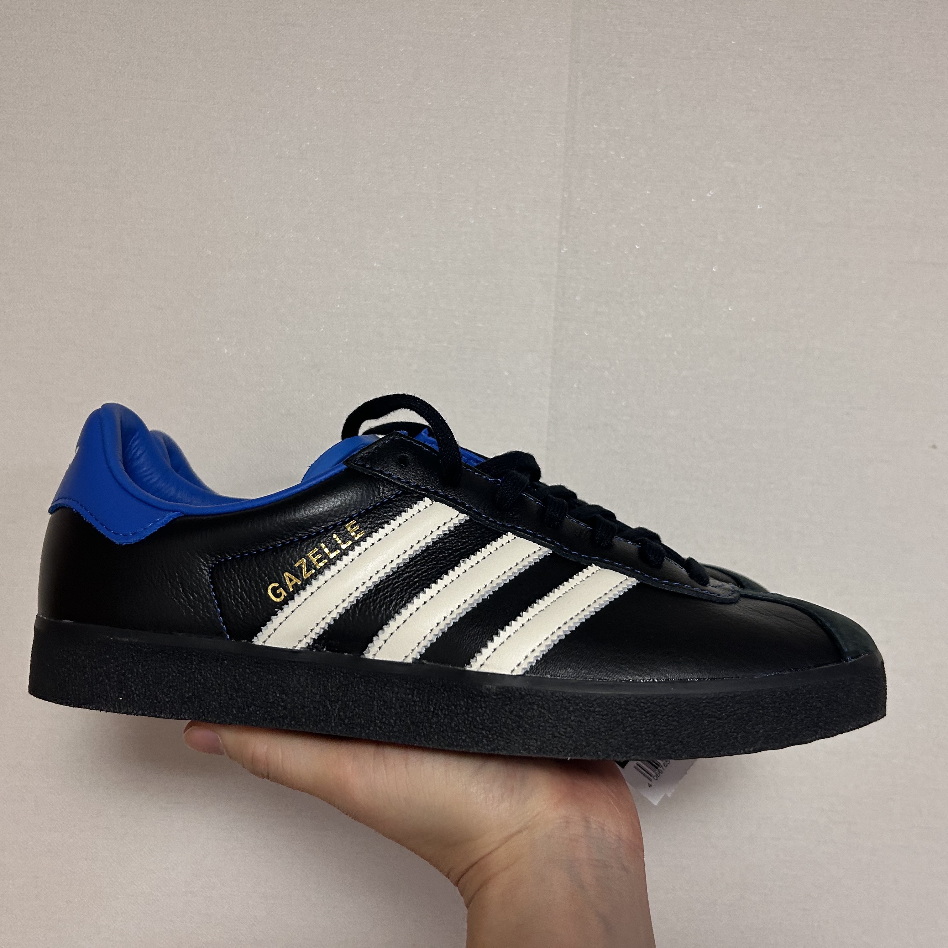 Adidas x Atmos Gazelle 85 Core Black Blue Bird 착용 스타일 - 1