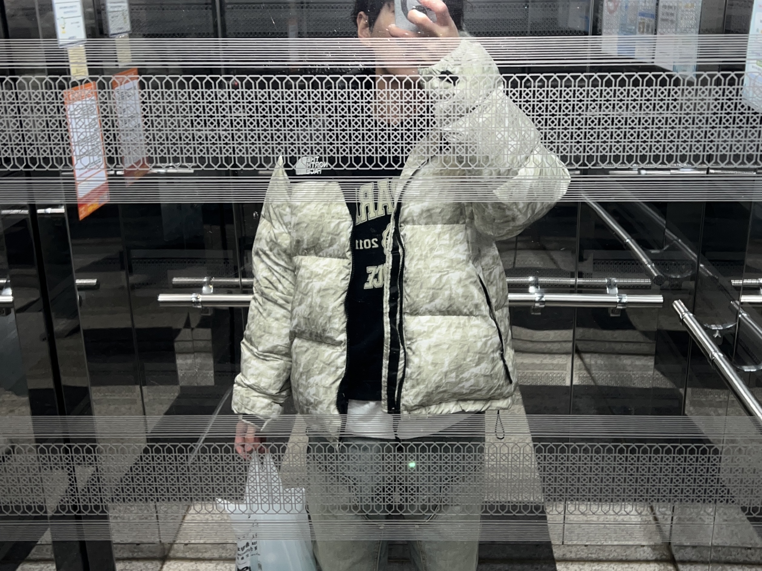 AMI Paris France Sweatshirt Black, Supreme x The North Face Paper Print Nuptse Jacket - 19FW 착용 스타일