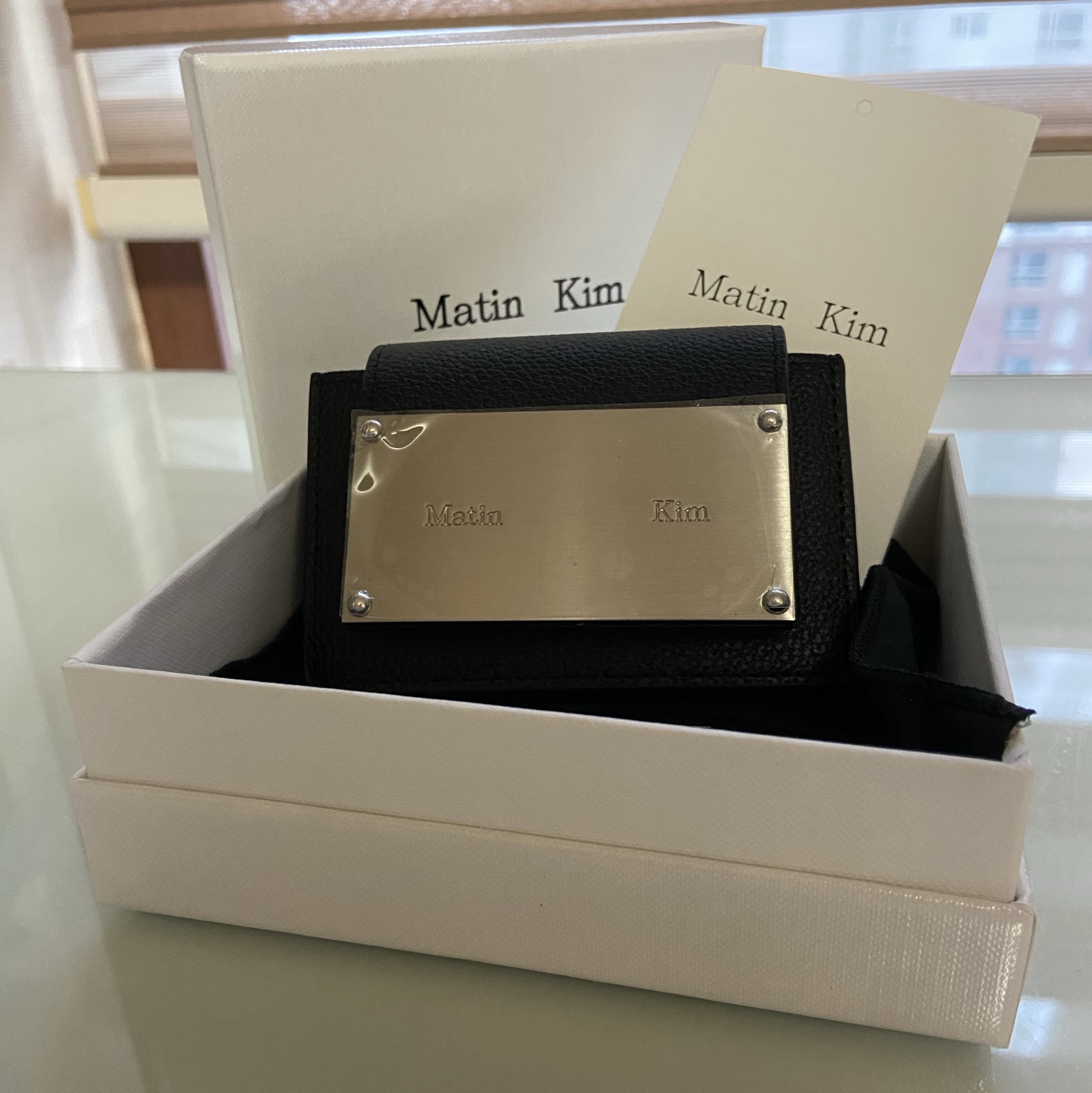 Matin Kim Accordion Wallet Black 착용 스타일