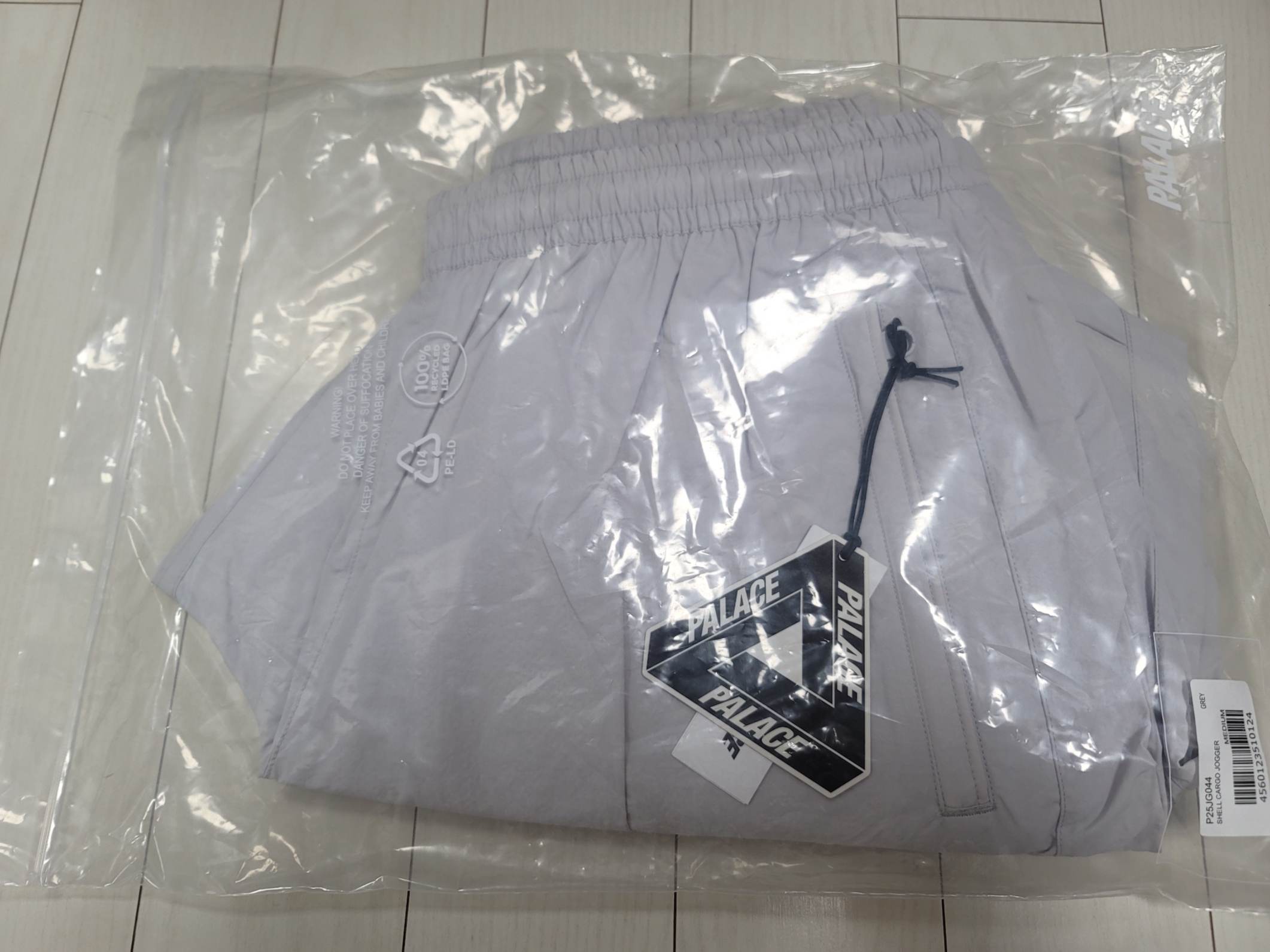 Palace Shell Cargo Jogger Grey - 23FW 착용 스타일