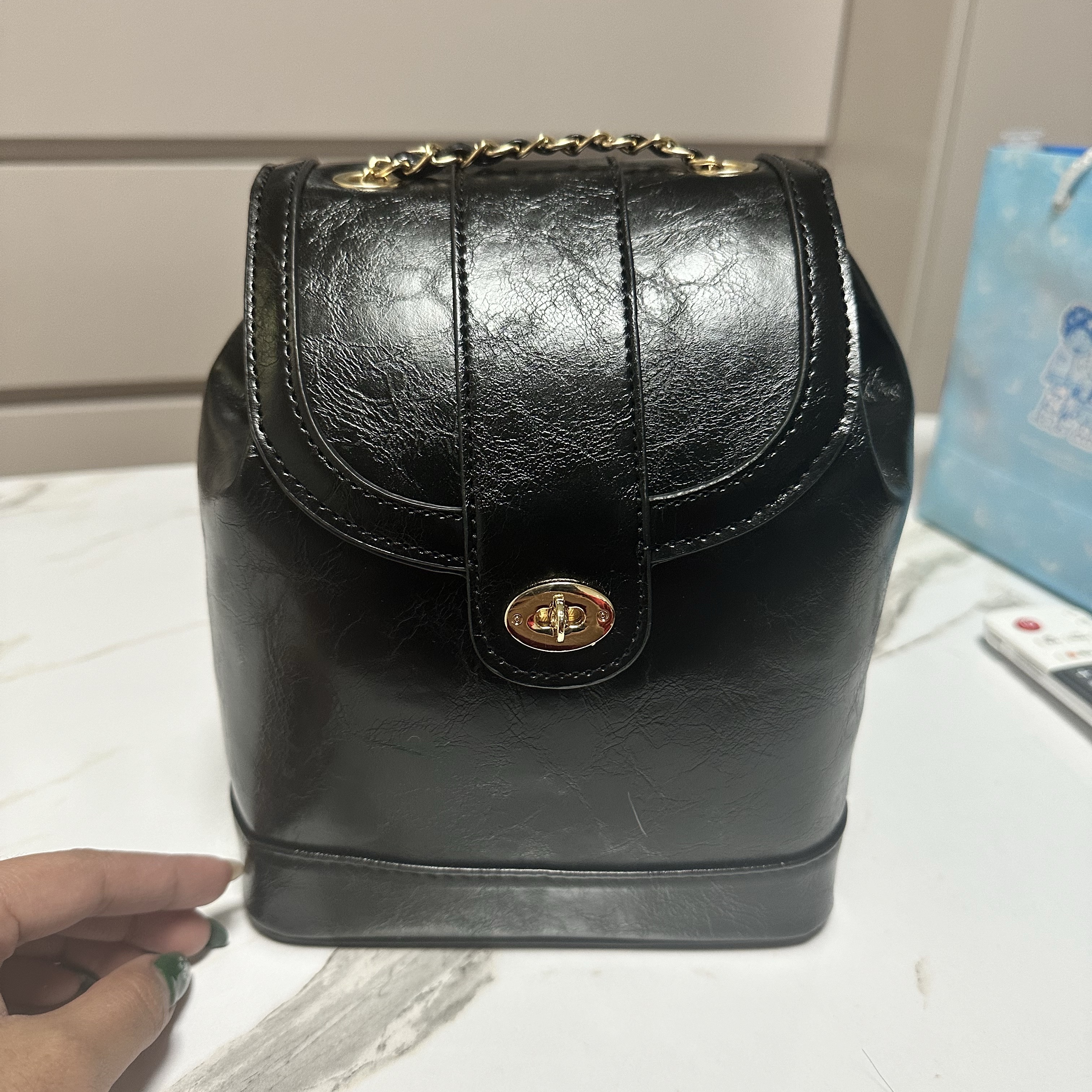 Cardinal Red Hawoo-A Bag Black Gold 착용 스타일 - 1