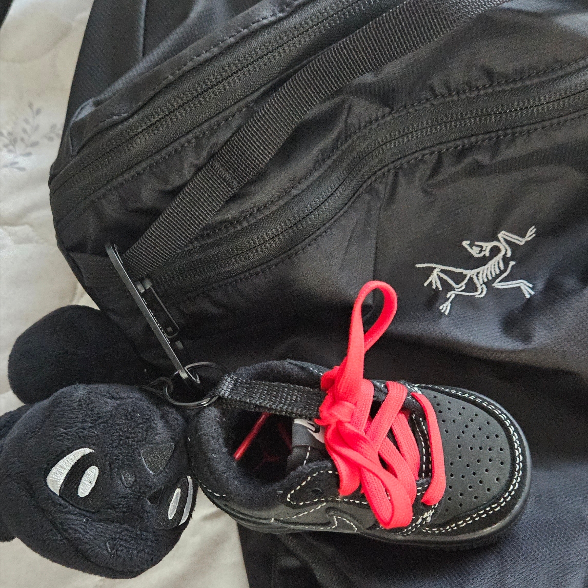 (TD) Jordan 1 x Travis Scott Retro Low OG SP Black Phantom, Fragment x Pokemon INN Thunderbolt Project TBP Mascot Key Ring Fushigidane Black 착용 스타일