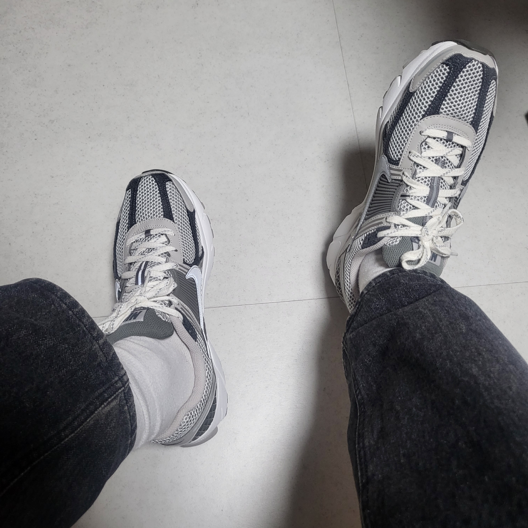 Nike Zoom Vomero 5 PRM Light Iron Ore and Flat Fewter 착용 스타일