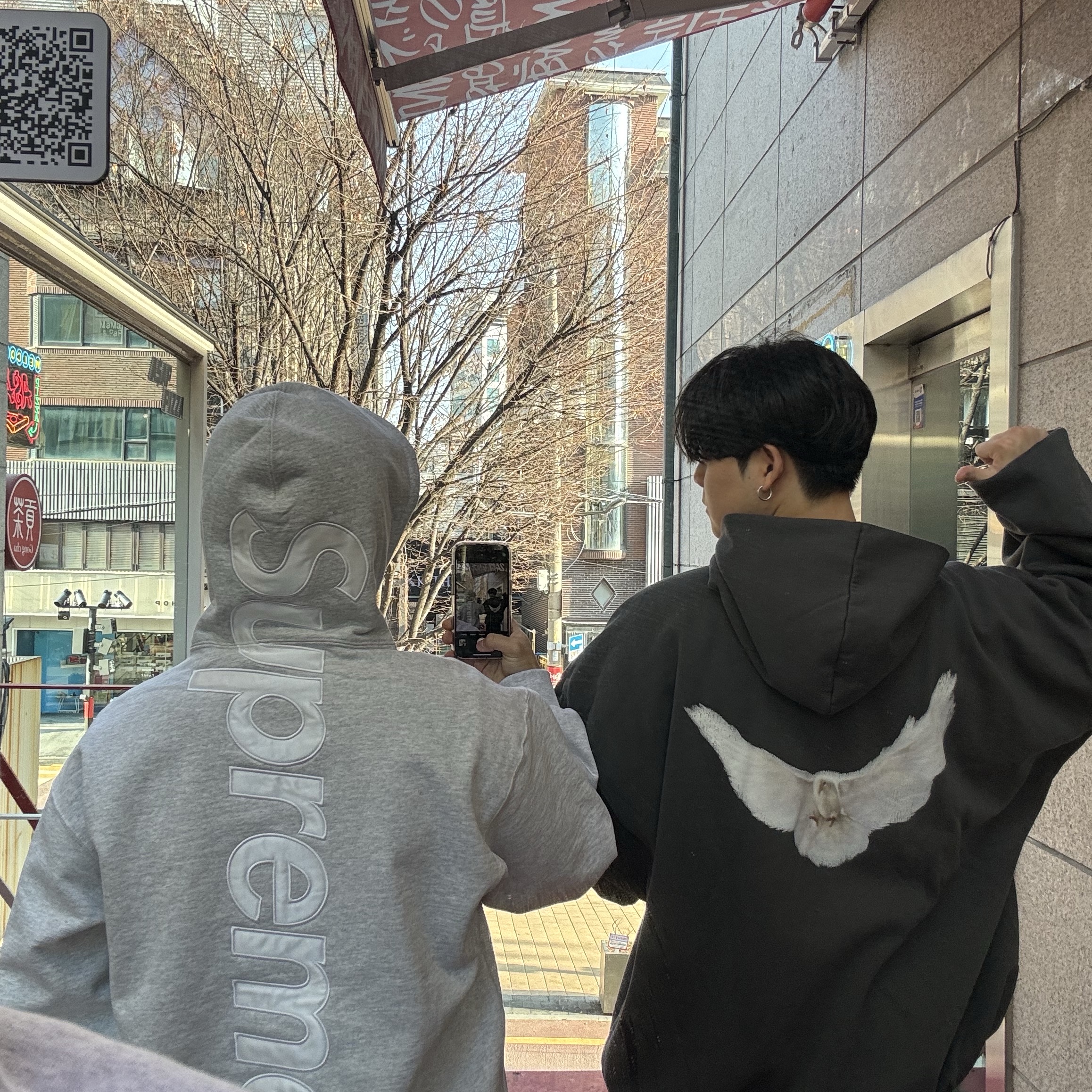 Supreme Satin Applique Hooded Sweatshirt Ash Grey - 23FW, Yeezy Gap Engineered By Balenciaga Dove Hoodie Black 착용 스타일