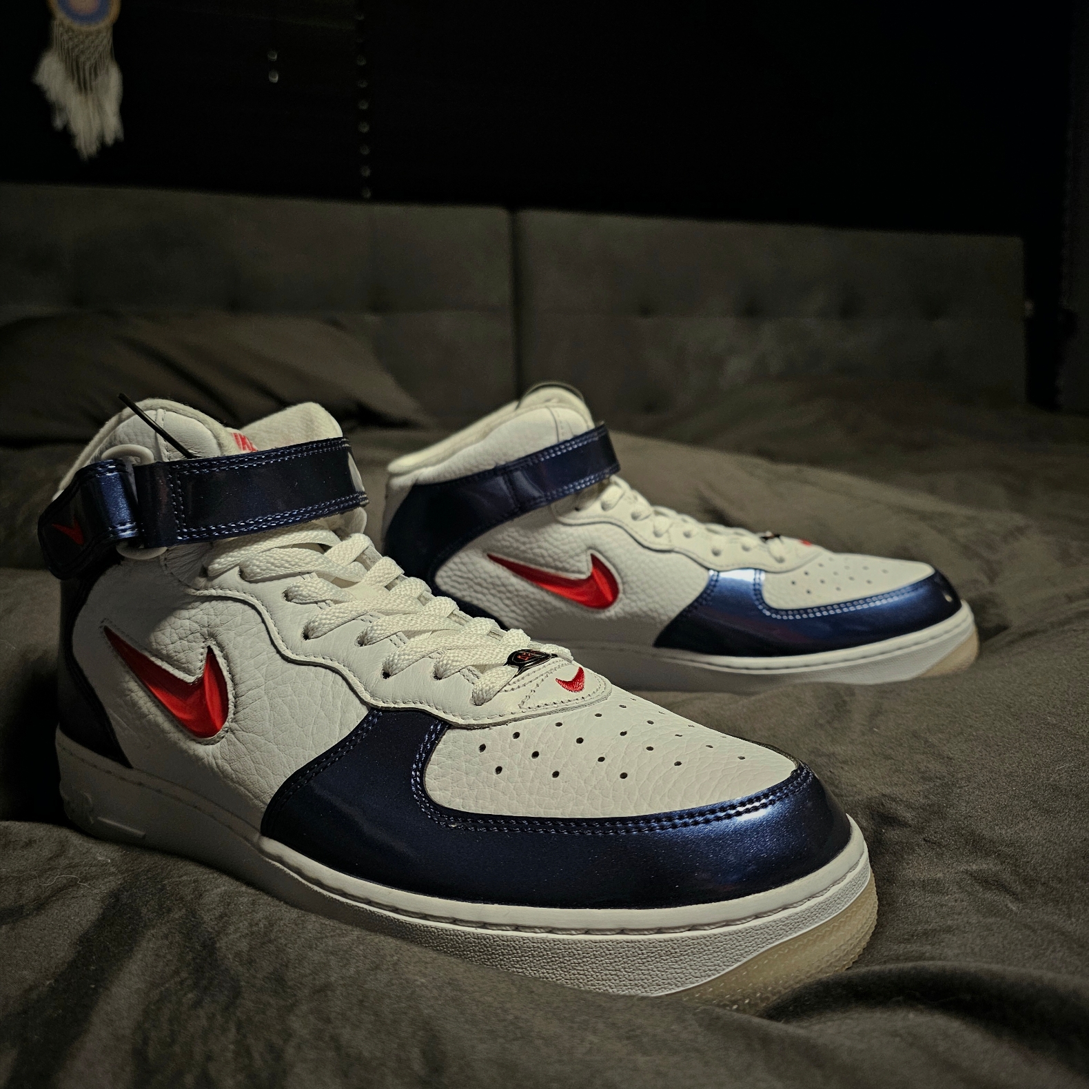 Nike Air Force 1 Mid QS University Red and Midnight Navy 착용 스타일 - 4