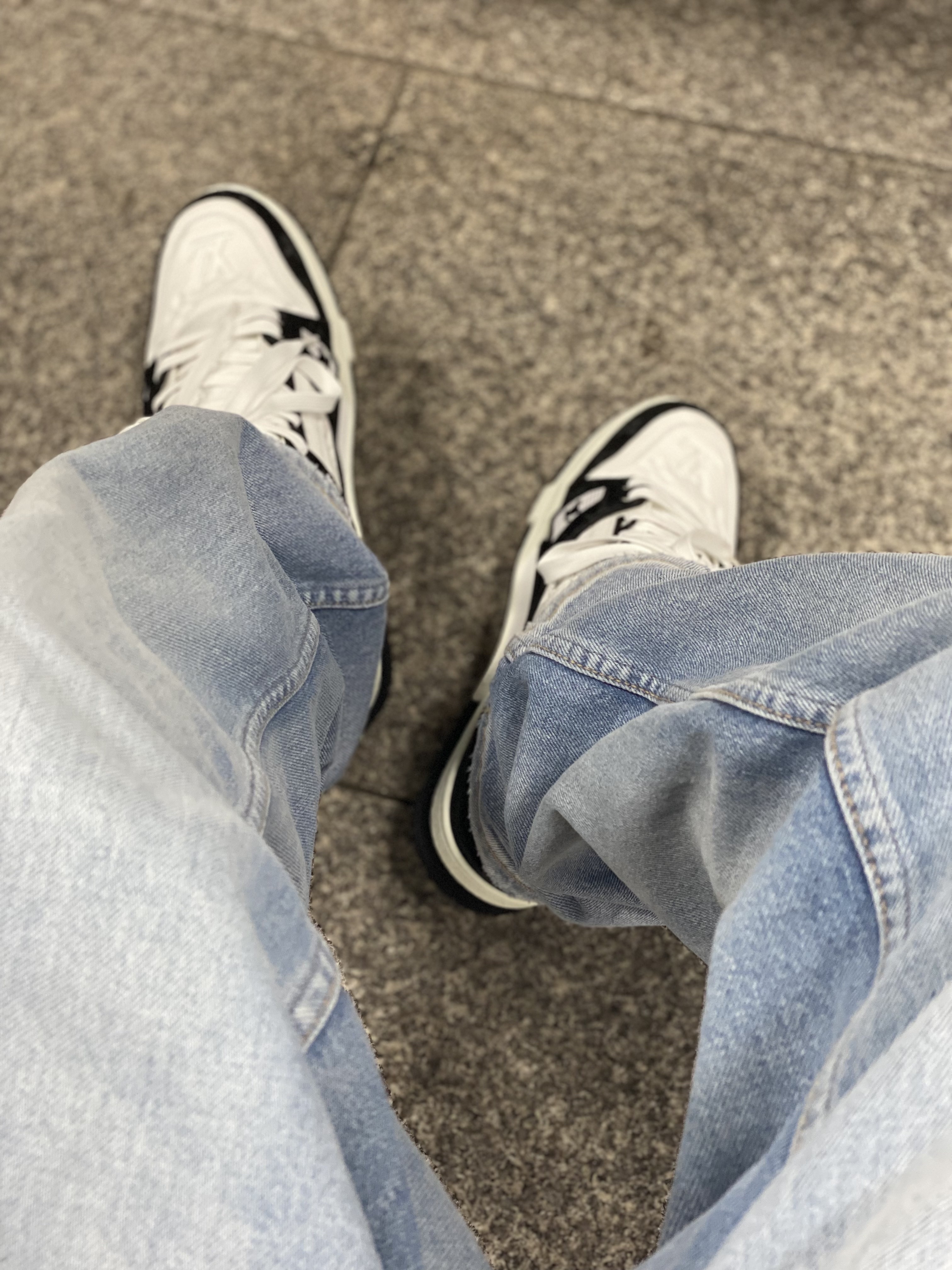 Louis Vuitton LV Trainer Sneakers Monogram Denim Black, Louis Vuitton Velcro Strap LV Trainer Sneaeker Monogram Denim Yellow 착용 스타일 - 1