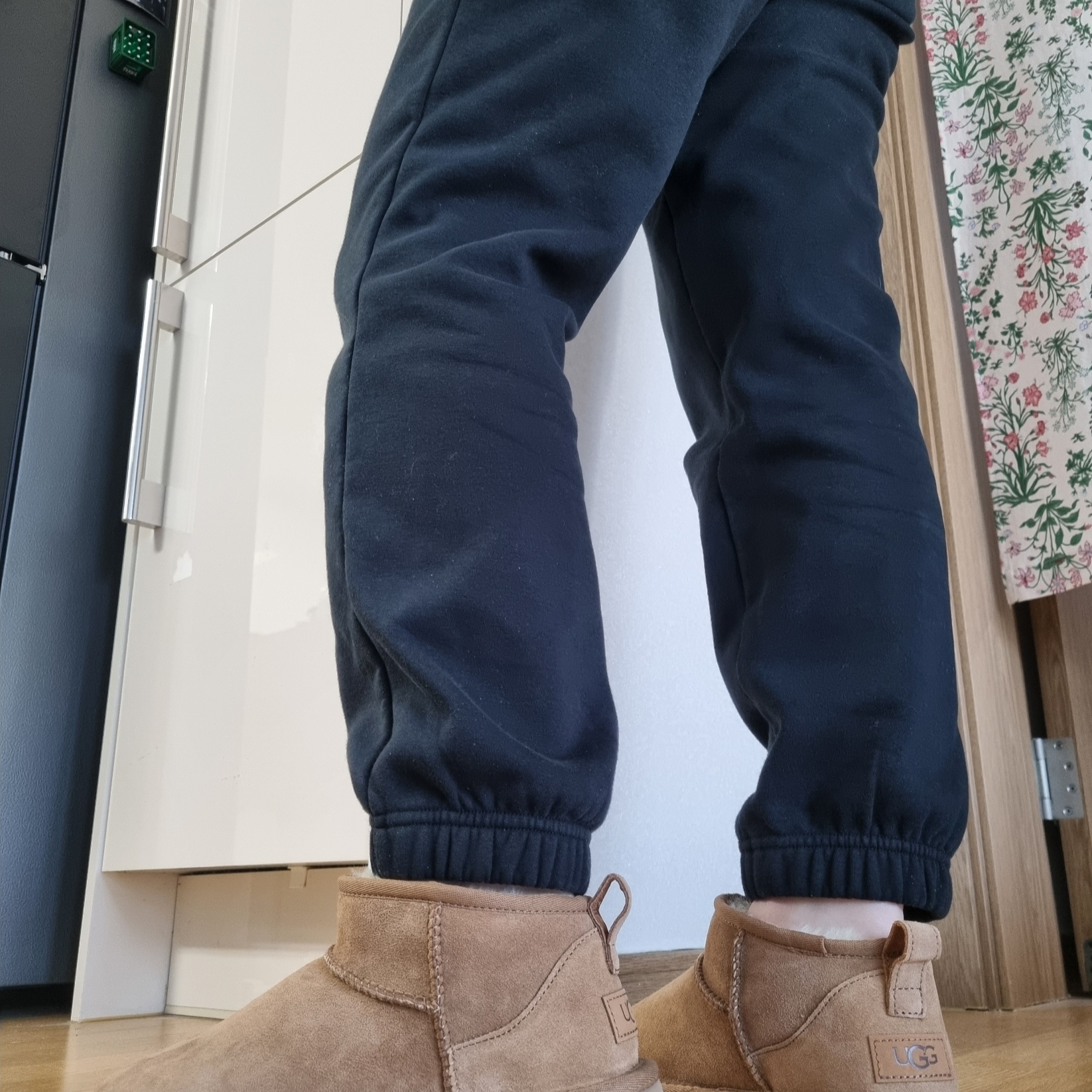 (W) UGG Classic Ultra Mini Boots Chestnut 착용 스타일 - 1