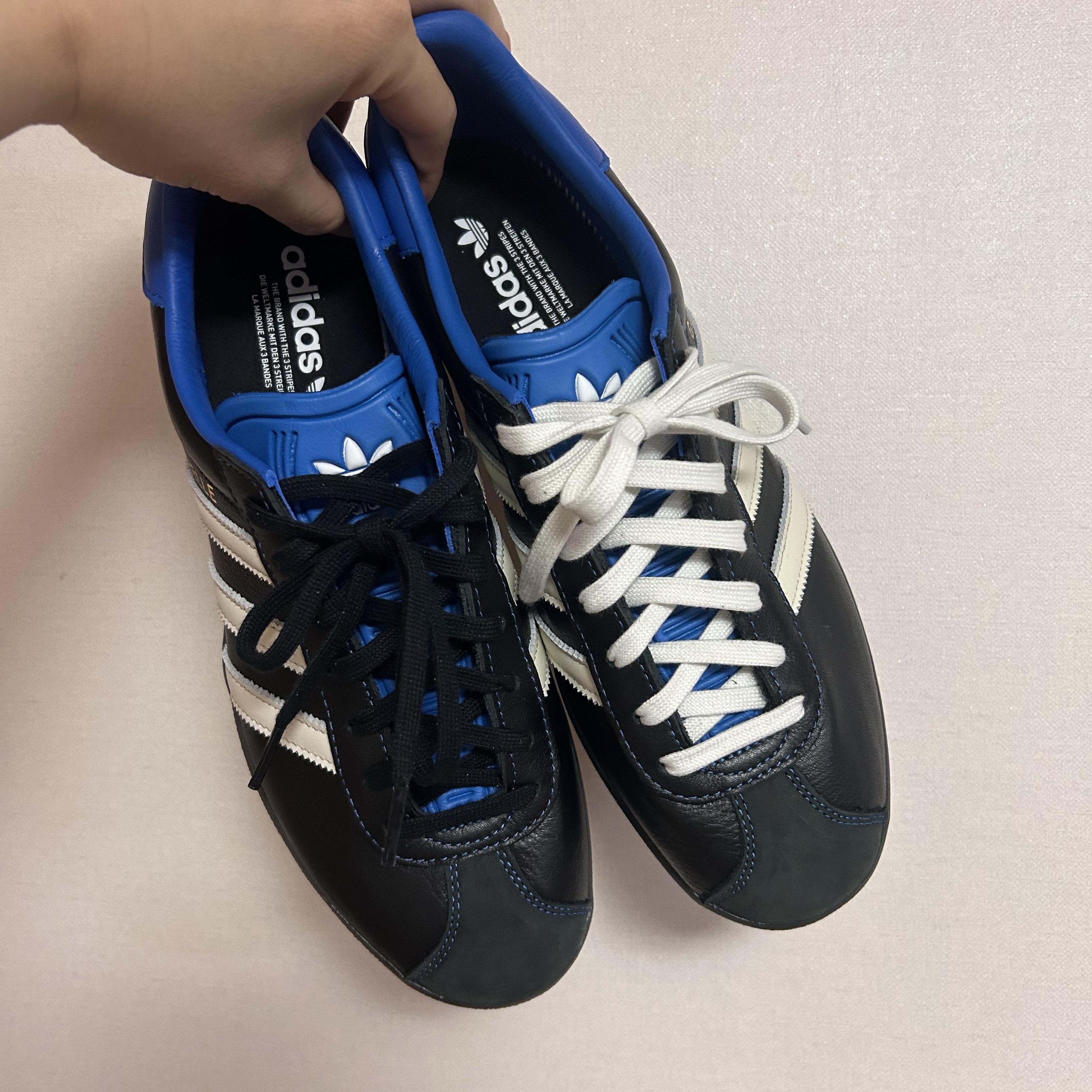 Adidas x Atmos Gazelle 85 Core Black Blue Bird 착용 스타일 - 5