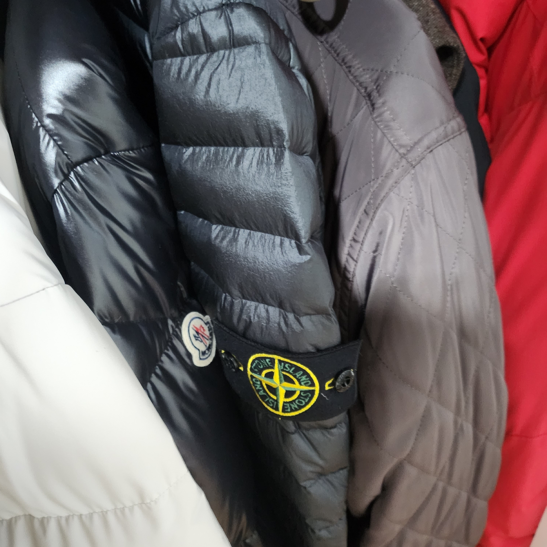 Stone Island 40324 Packable Loom Woven Chambers R-Nylon Down-TC Jacket Black - 23FW 착용 스타일
