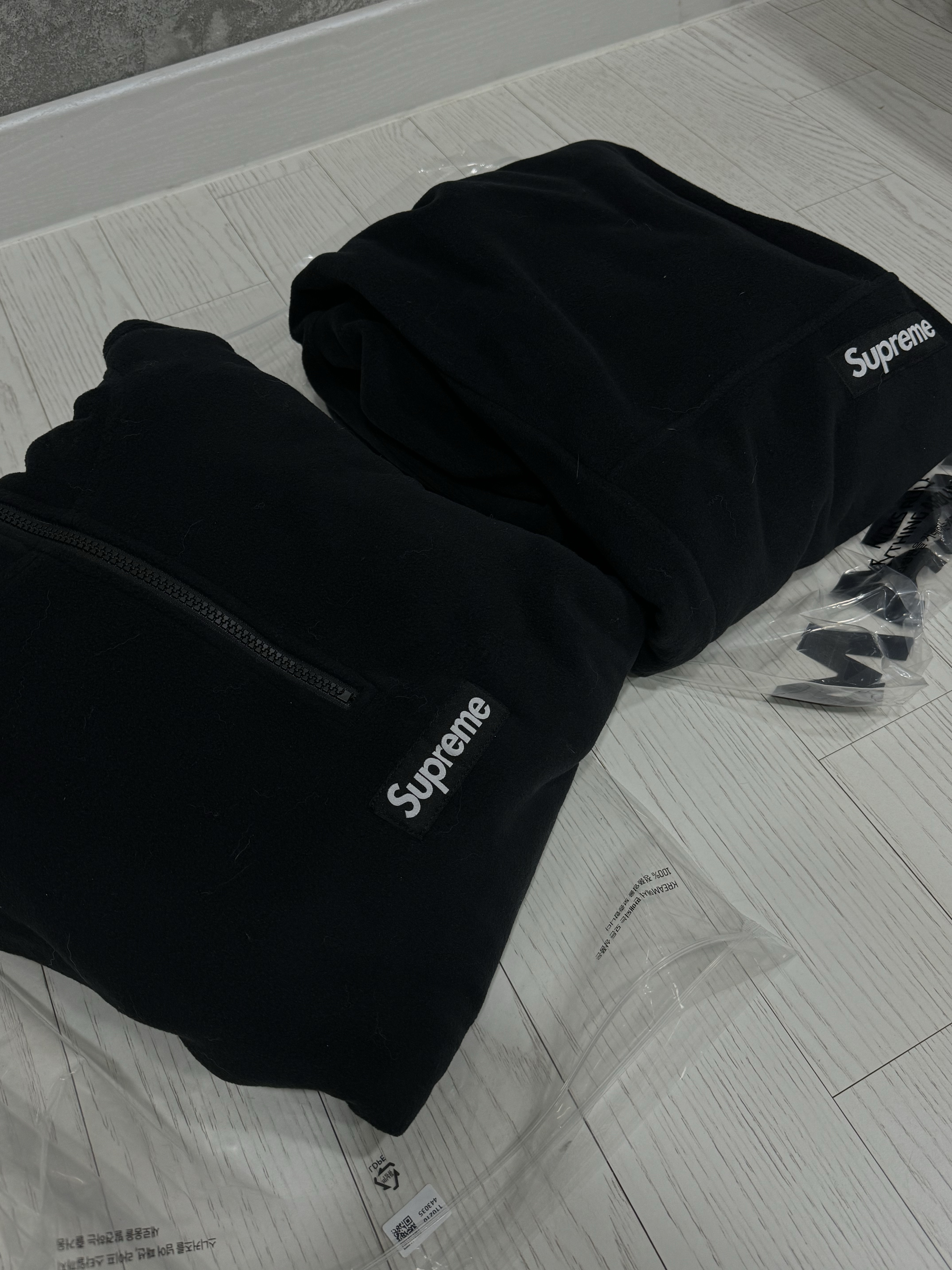 Supreme Polartec Pants Black - 23FW, Supreme Polartec Facemask Half Zip Hooded Sweatshirt Black - 23FW 착용 스타일 - 2