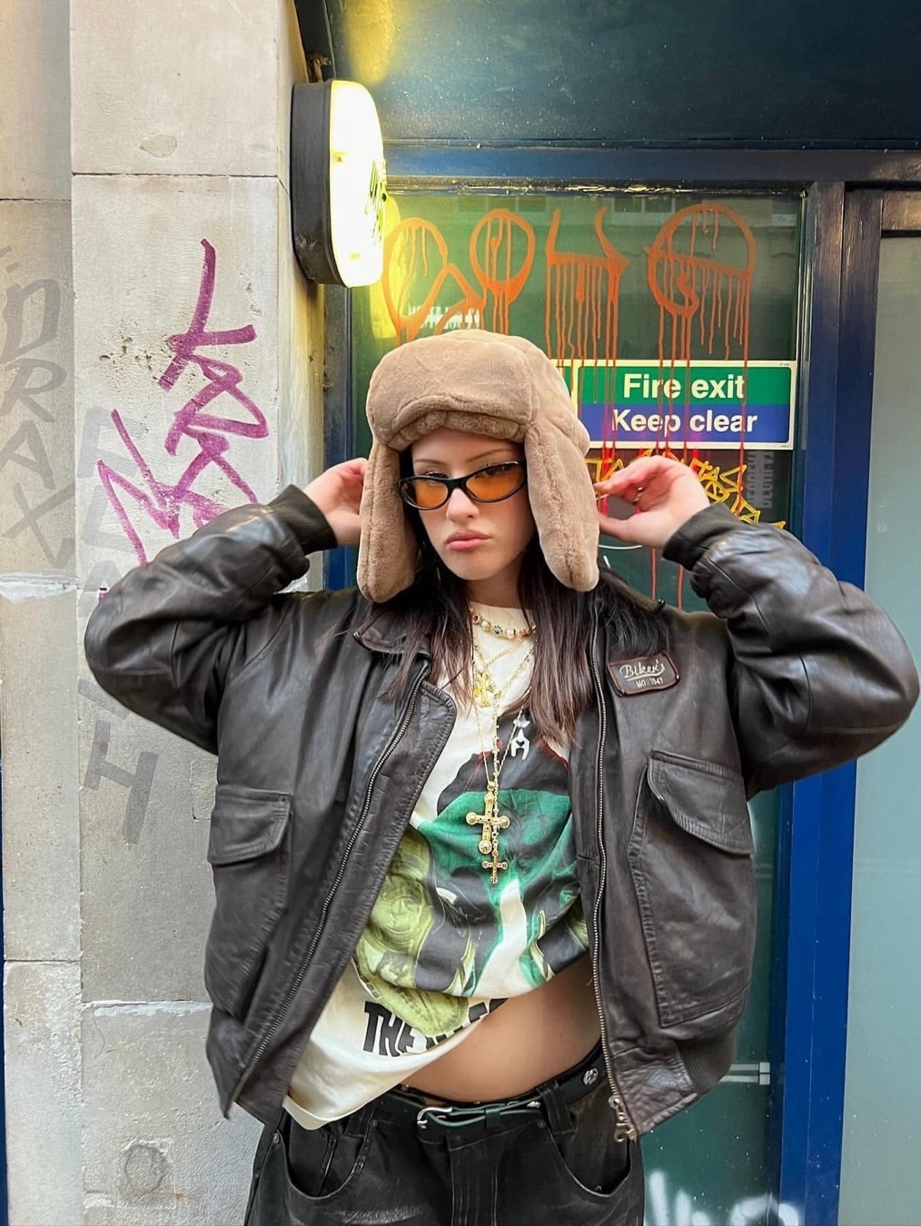 Matin Kim Fleece Solid Trapper Hat Ivory, New Balance Essential Reversible Fleece Trapper Hat Beige 착용 스타일 - 3