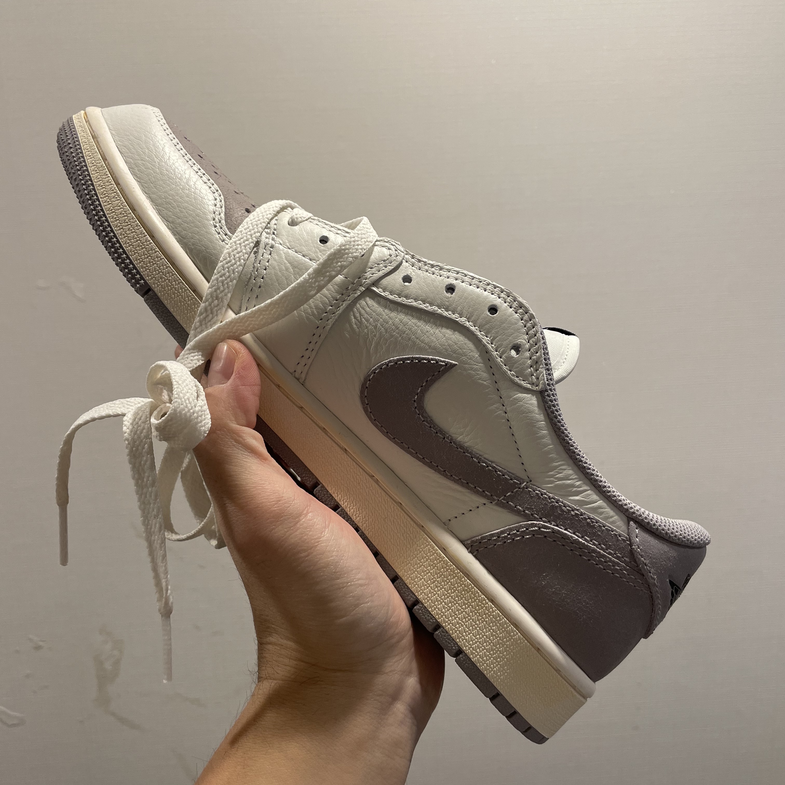 Jordan 1 Retro Low OG Atmosphere Grey 착용 스타일 - 2