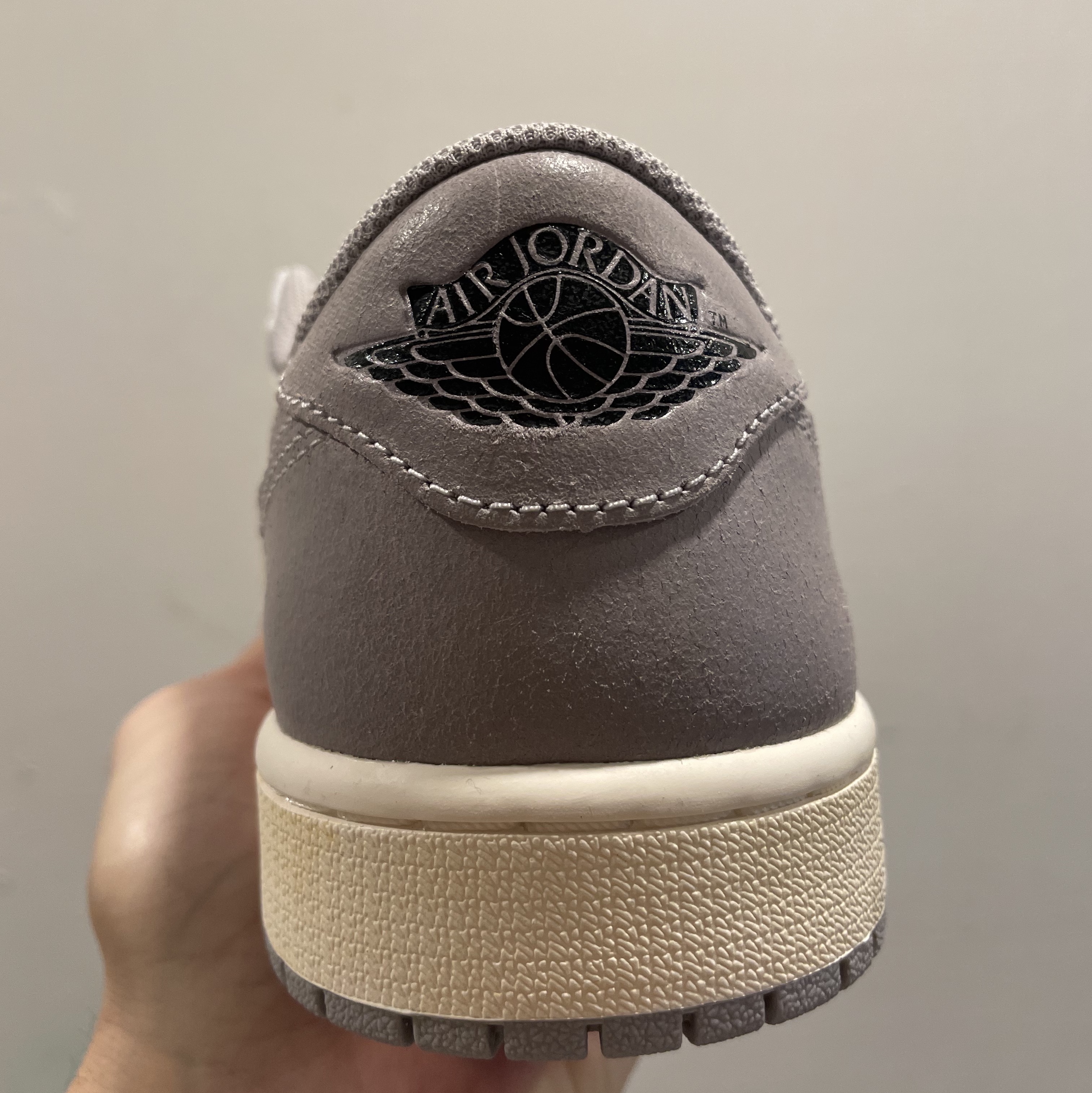 Jordan 1 Retro Low OG Atmosphere Grey 착용 스타일 - 3