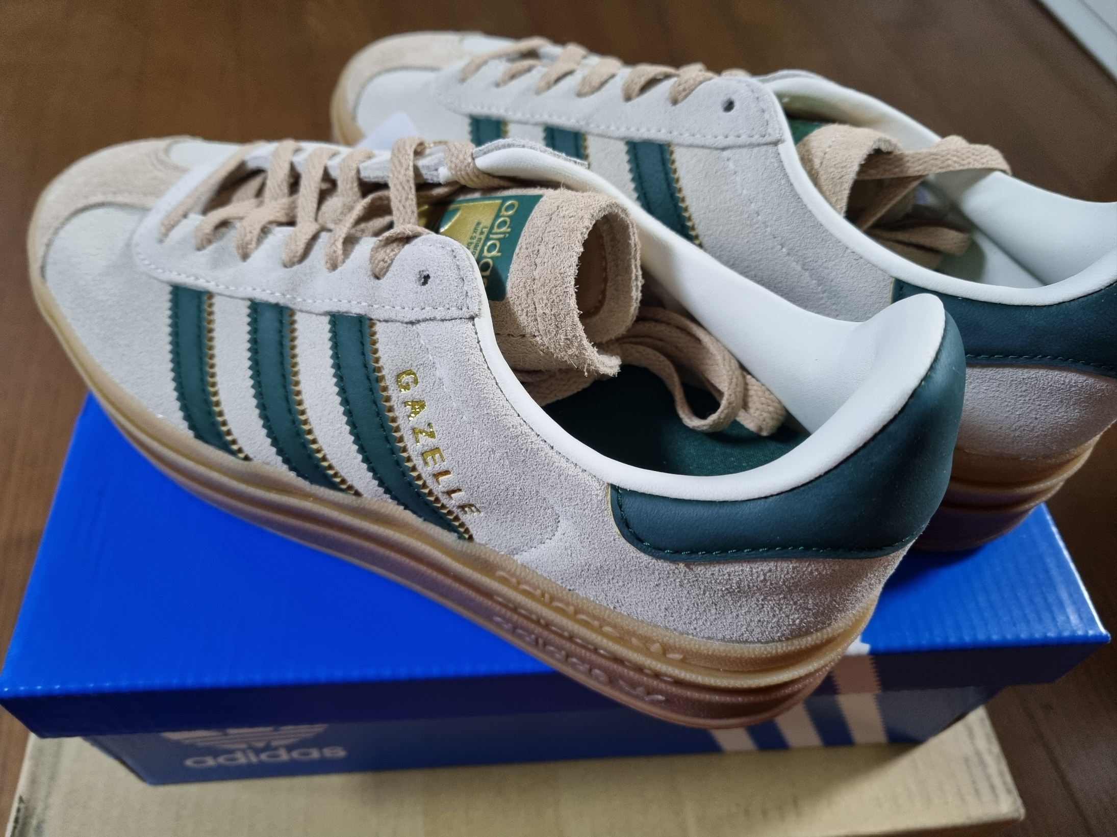 (W) Adidas Gazelle Bold Cream White Collegiate Green 착용 스타일 - 2