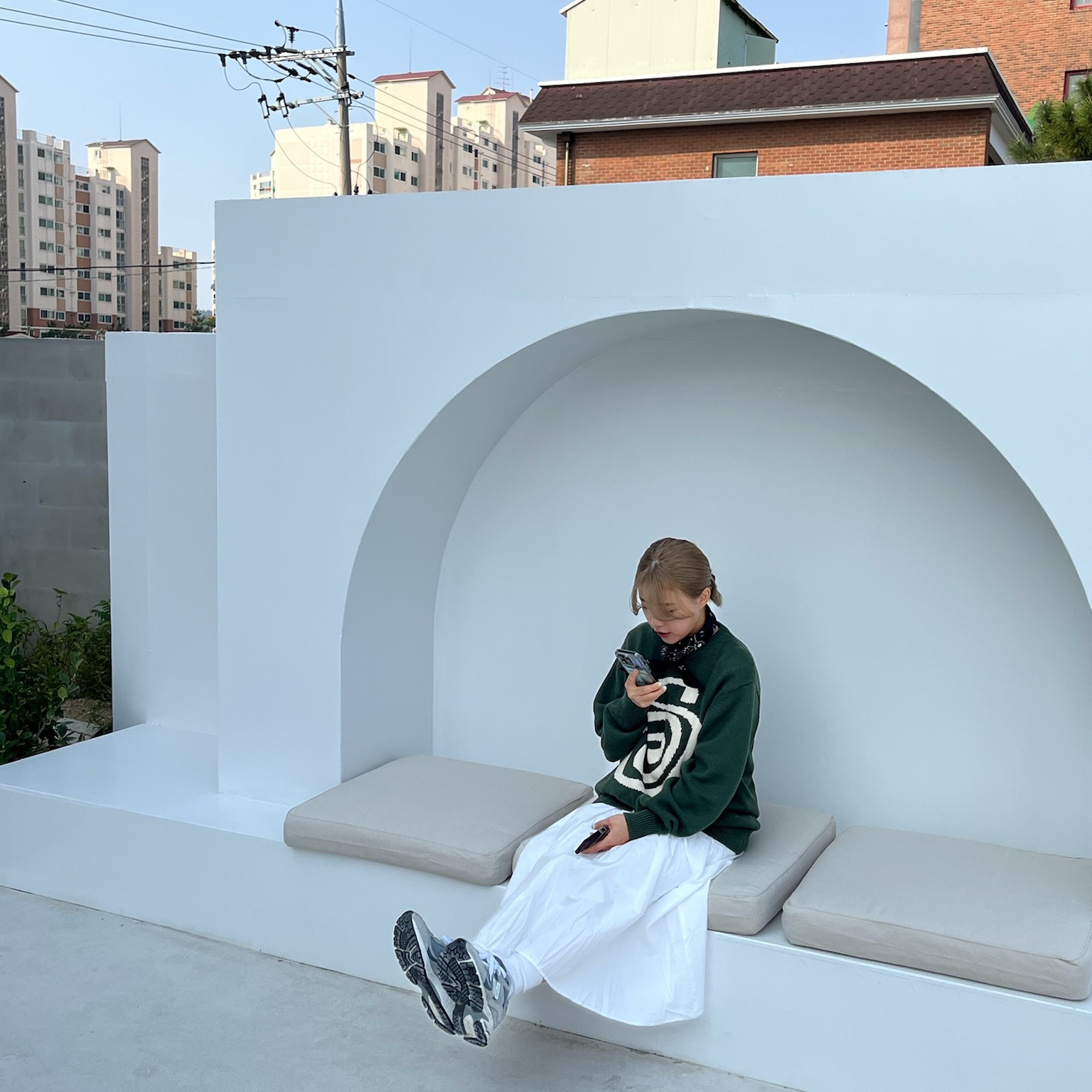 Stussy Curly S Sweater Green, New Balance 2002R Grey 착용 스타일