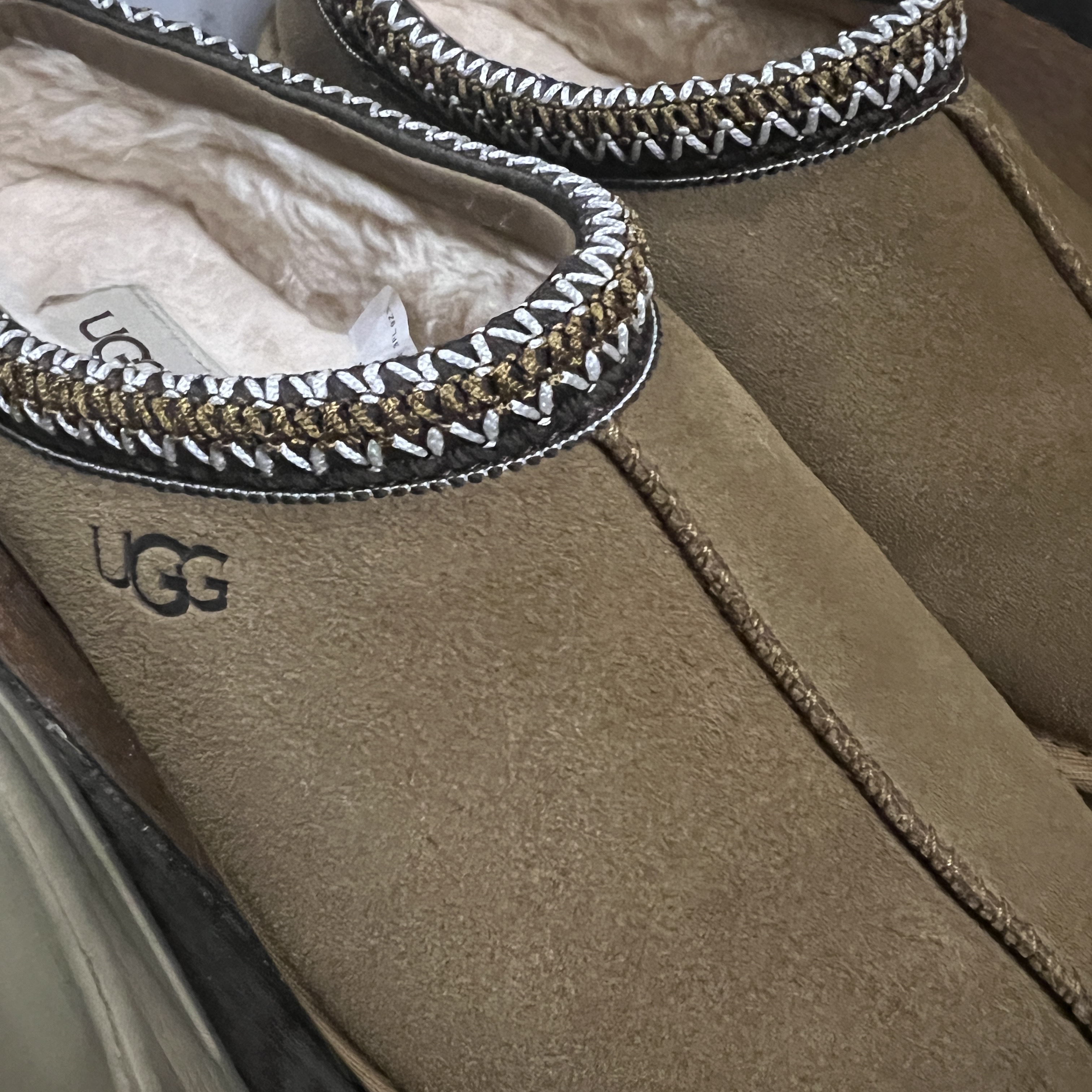 UGG Tasman Slipper Chestnut 착용 스타일