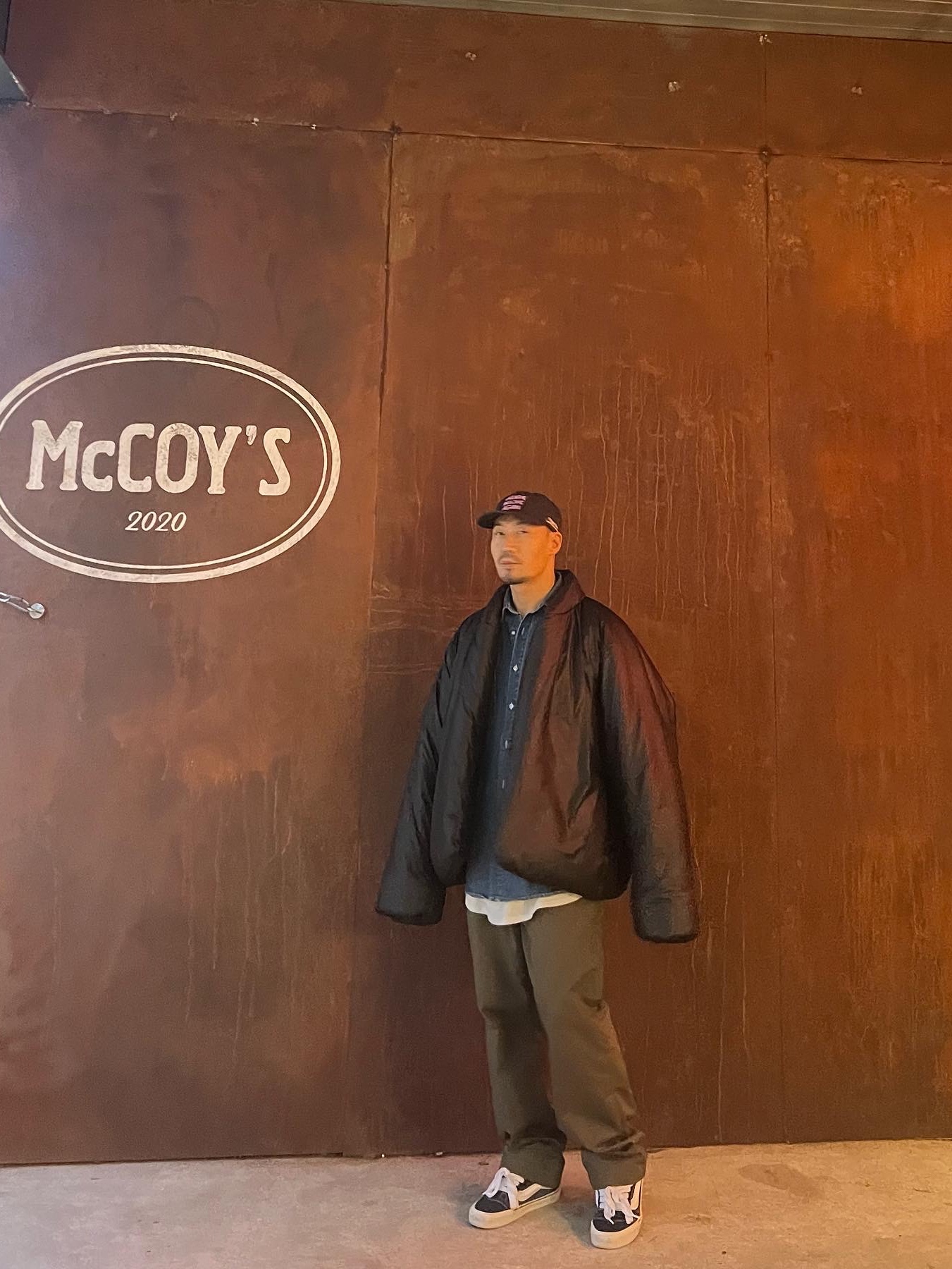 Yeezy Gap Engineered By Balenciaga Round Jacket 2 Black 착용 스타일 - 1