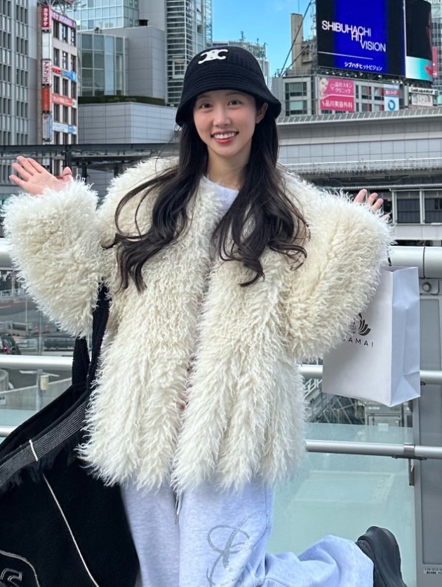 (W) Celine Triomphe Embroidery Bucket Hat in Seamless Cashmere Black 착용 스타일