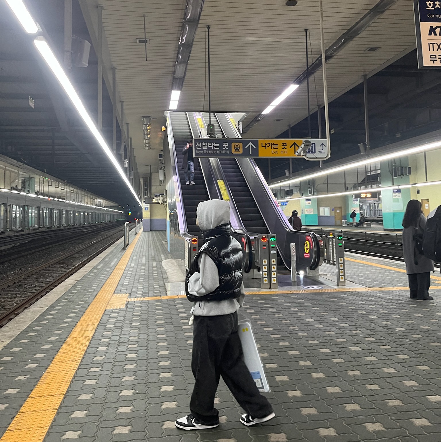 (W) The North Face Nuptse Short Jacket Black, [KREAM 단독] Monamhee Creami Keyring Cream 착용 스타일 - 1